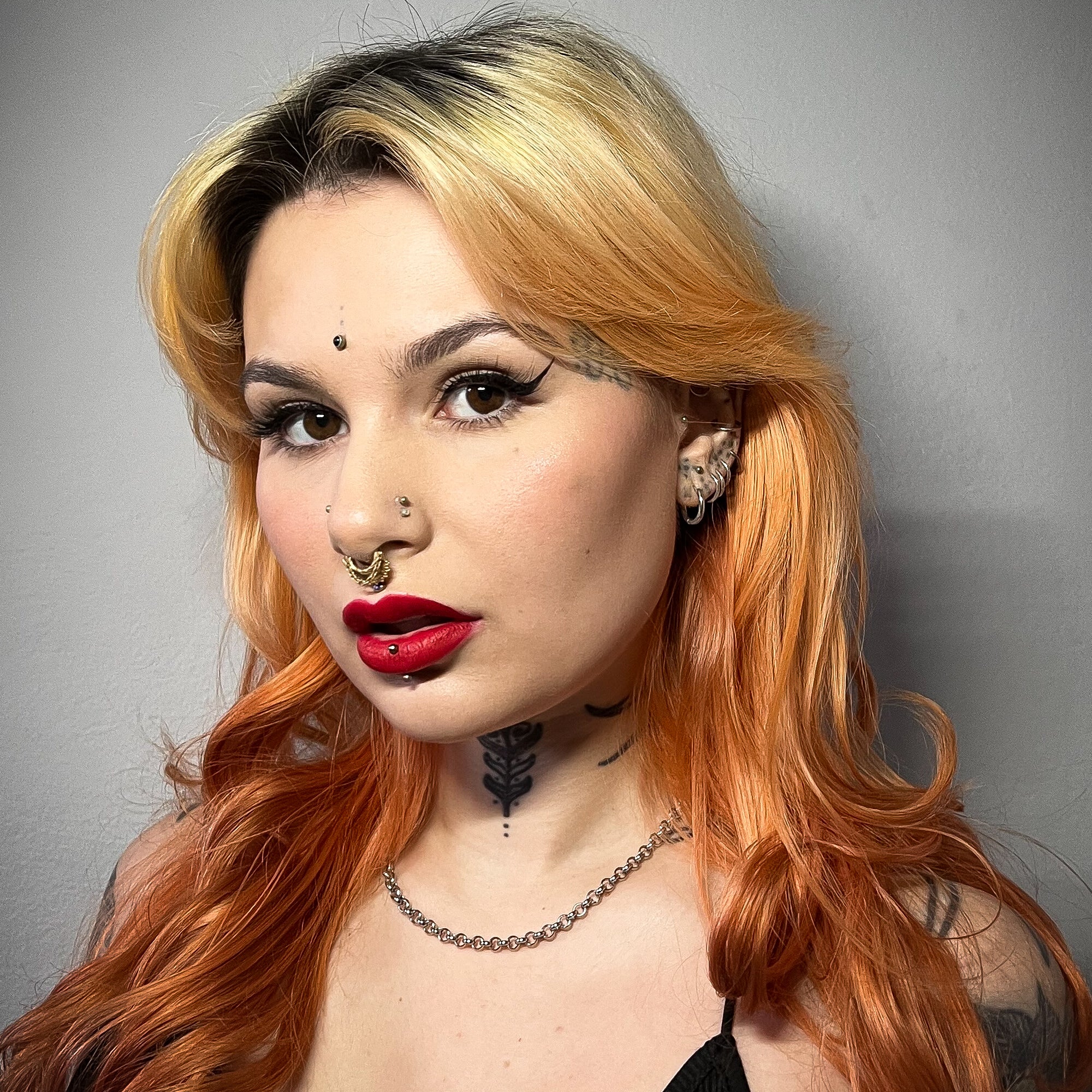 Model wears 4mm belcher necklace