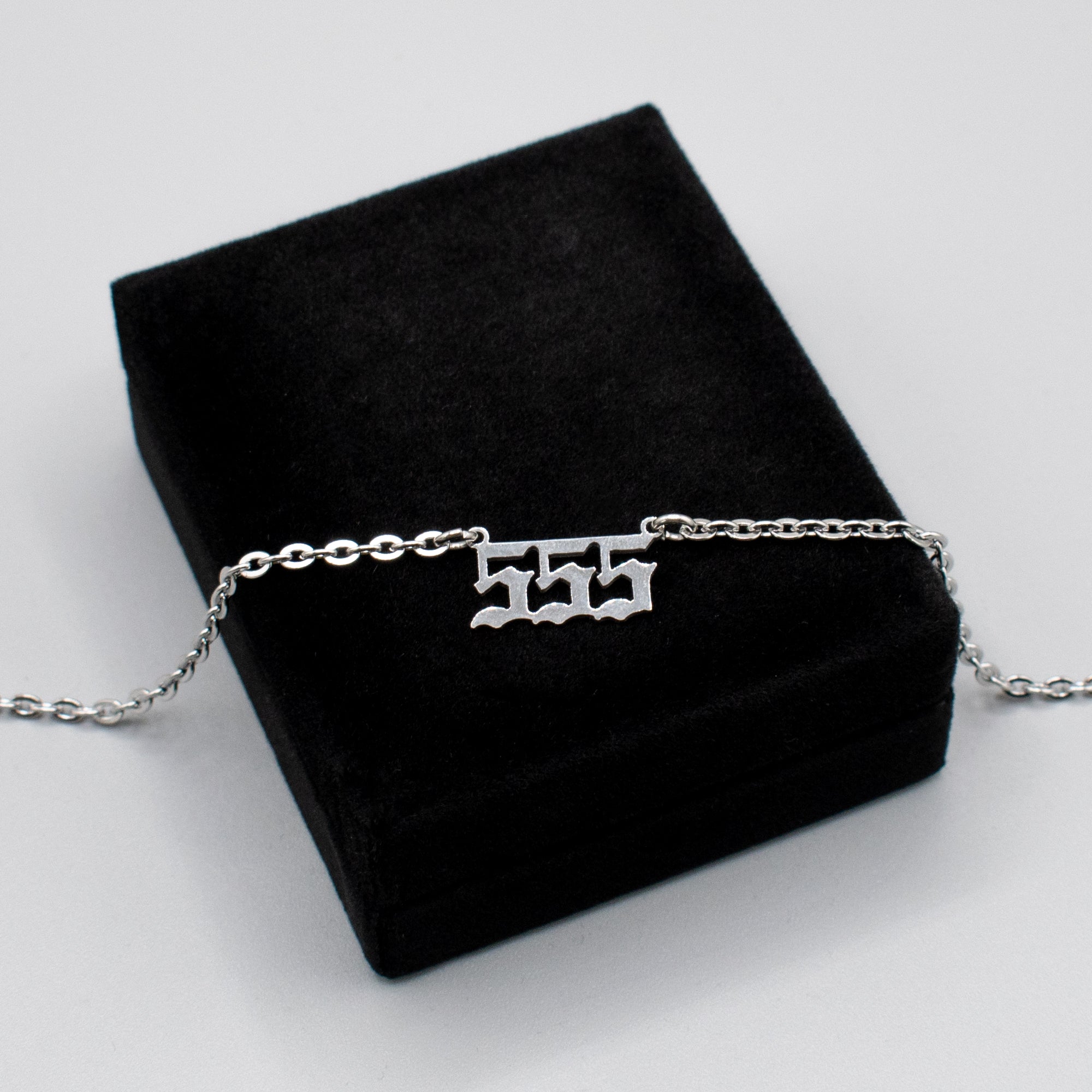 Collier ras du cou avec chiffres d'ange de style gothique 555 (argent)