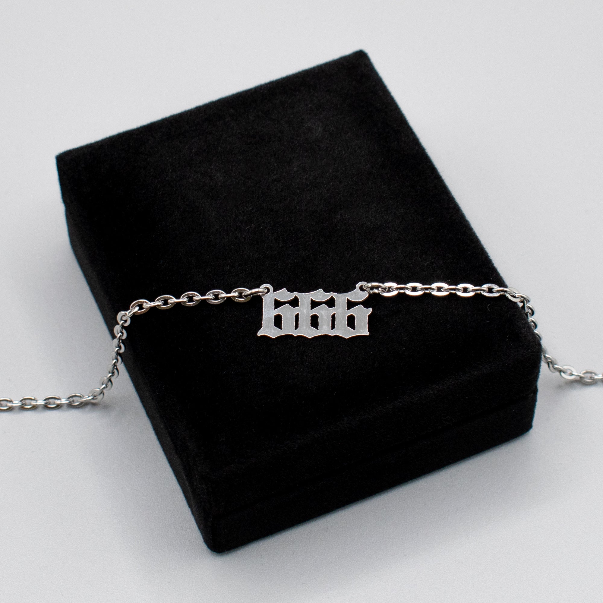 Collier ras du cou avec chiffres d'ange de style gothique 666 (argent)