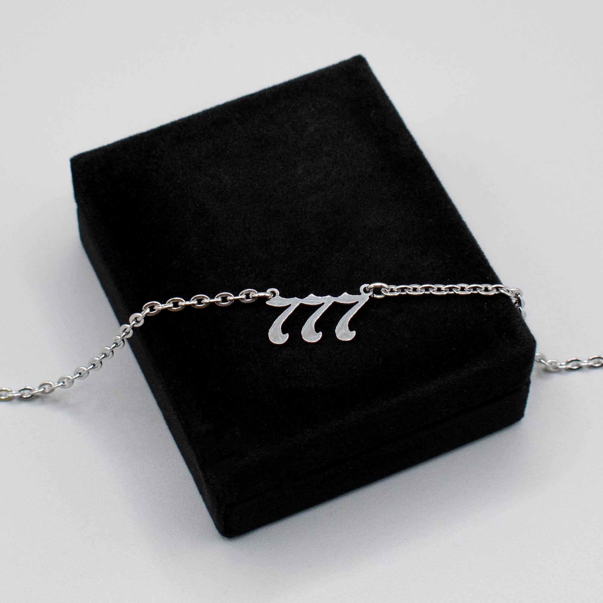 Collier ras du cou avec chiffres d'ange de style gothique 777 (argent)