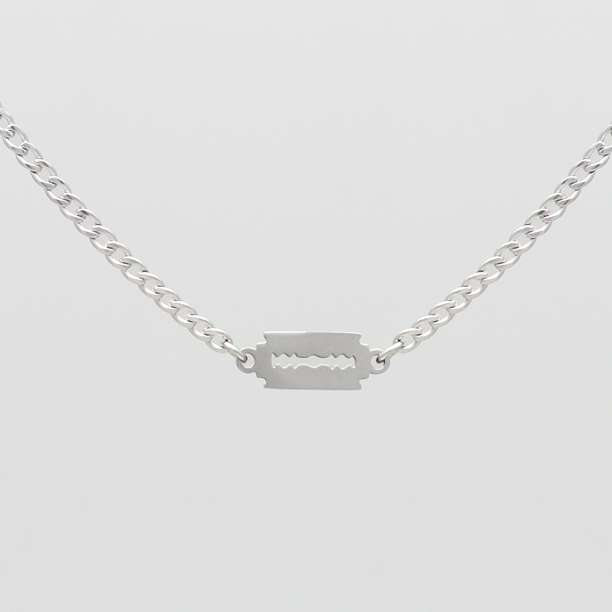 Collier ras du cou avec pendentif en forme de lame de rasoir pour bébé sur chaîne cubaine (argent)