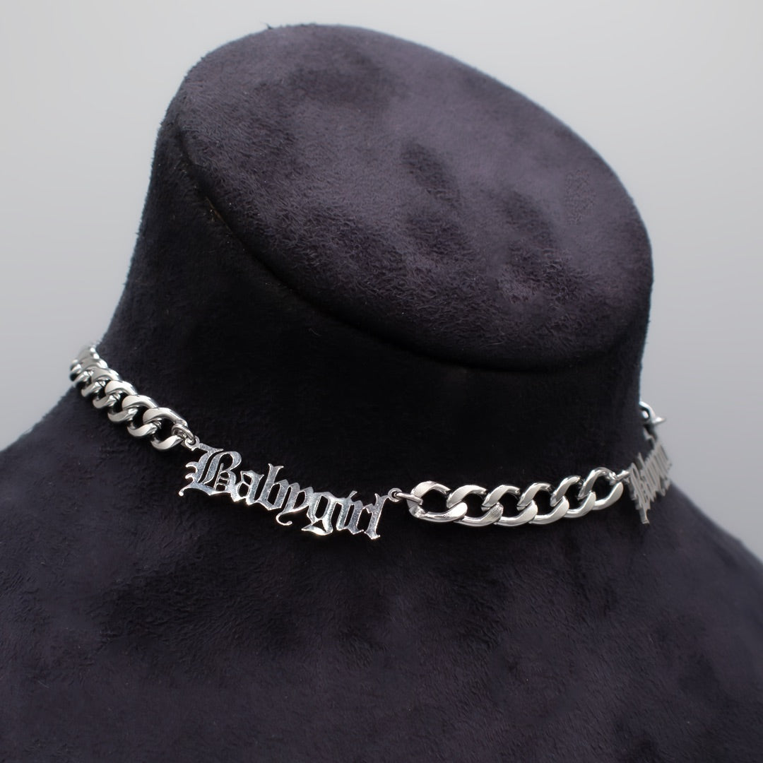 Babygirl pendant choker in silver