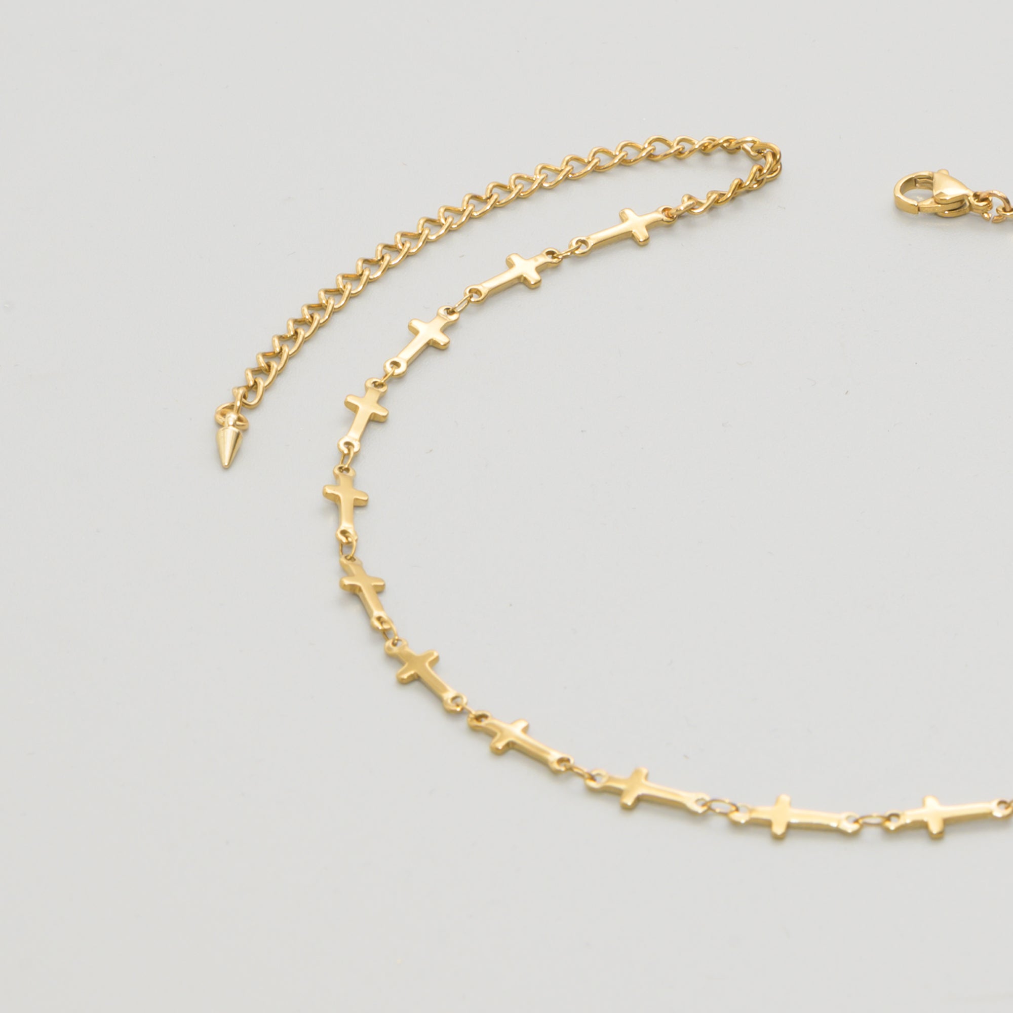 Cross link choker necklace in gold stainless steel