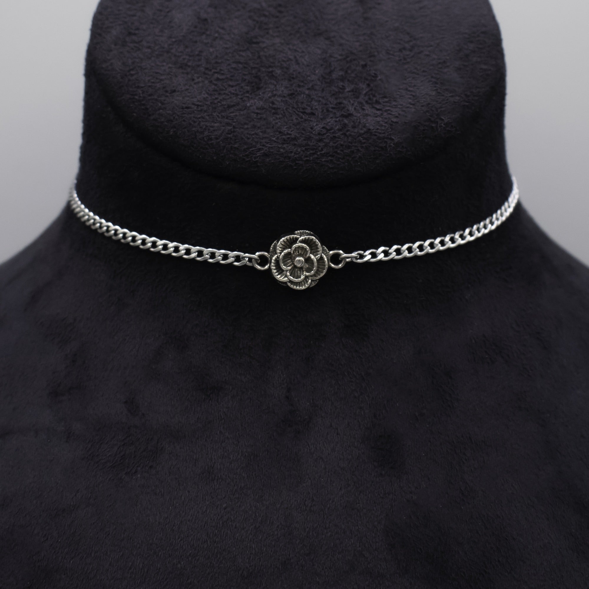 Dainty Gothic Rose choker necklace in silver