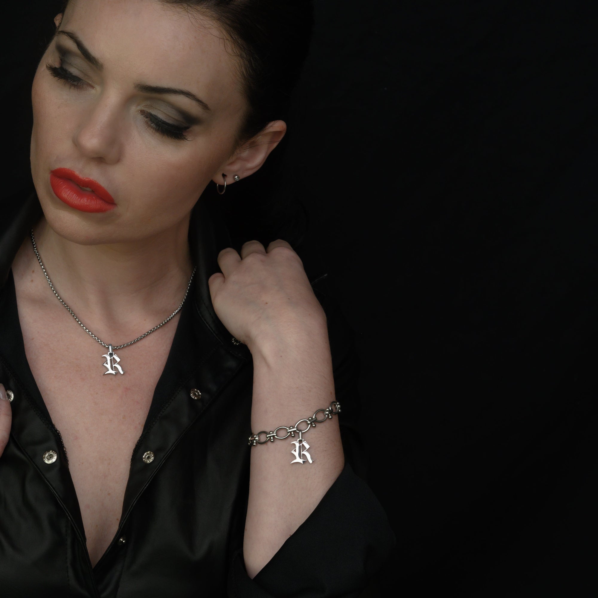 Collier initial gothique classique (argent)