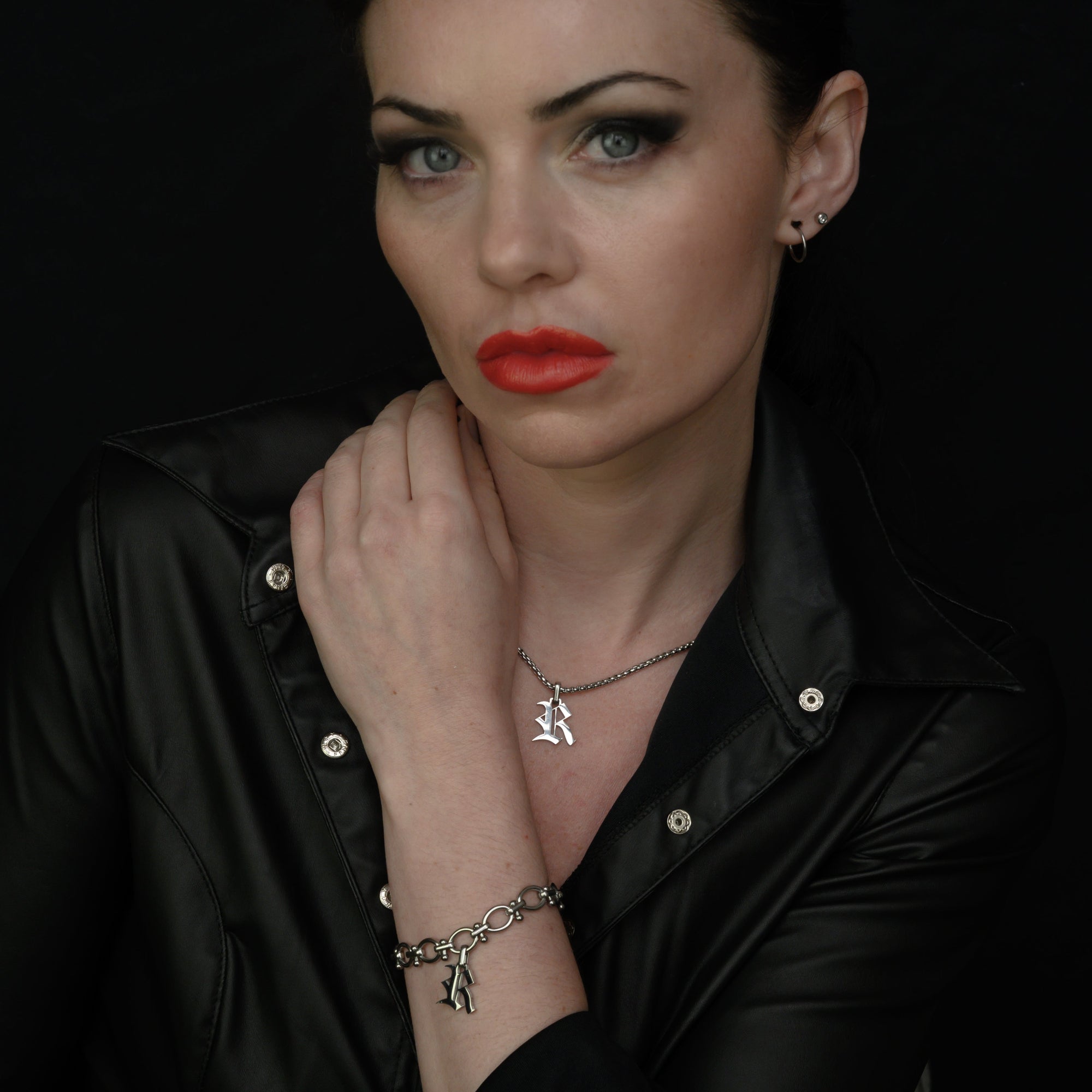 Collier initial gothique classique (argent)