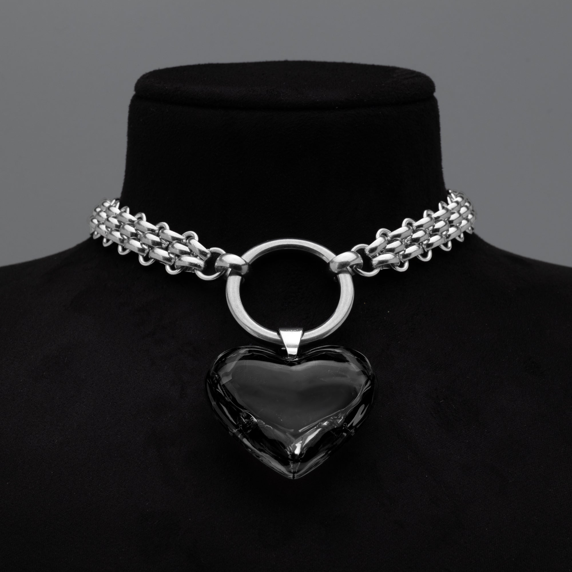 Collier ras du cou en cotte de mailles gothique avec anneau en O et cœur noir (argent)