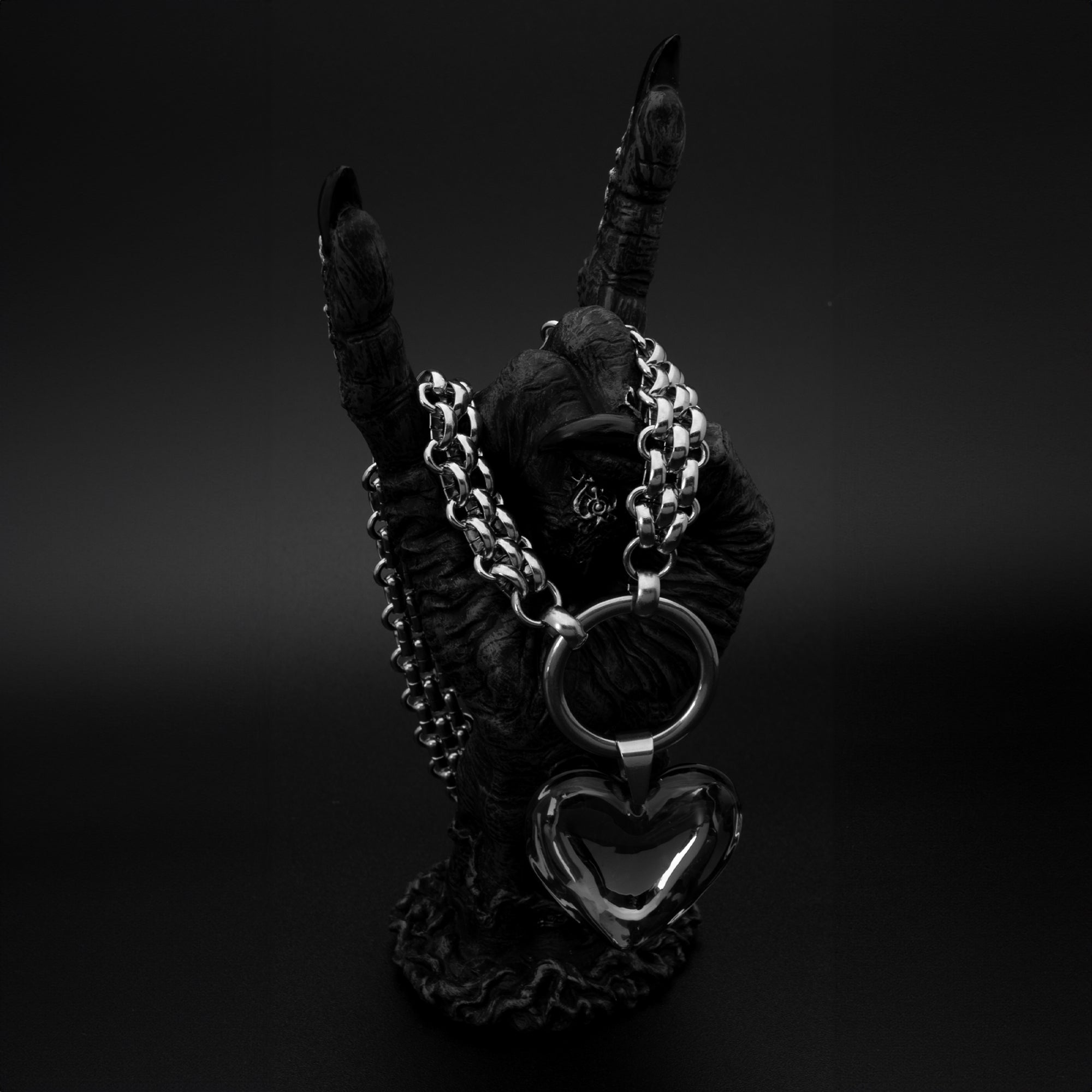 Collier ras du cou en cotte de mailles gothique avec anneau en O et cœur noir (argent)