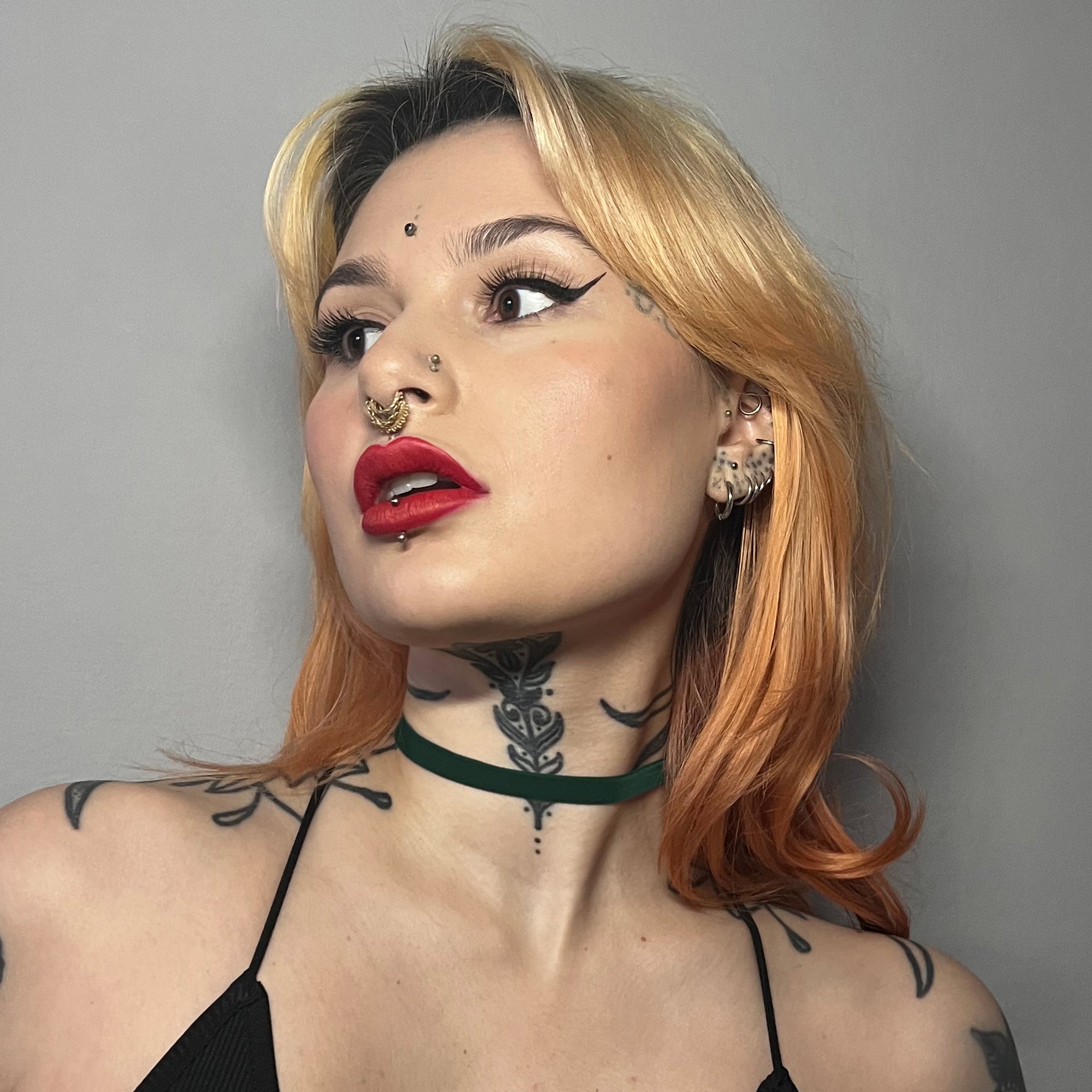 bottle green color velvet choker