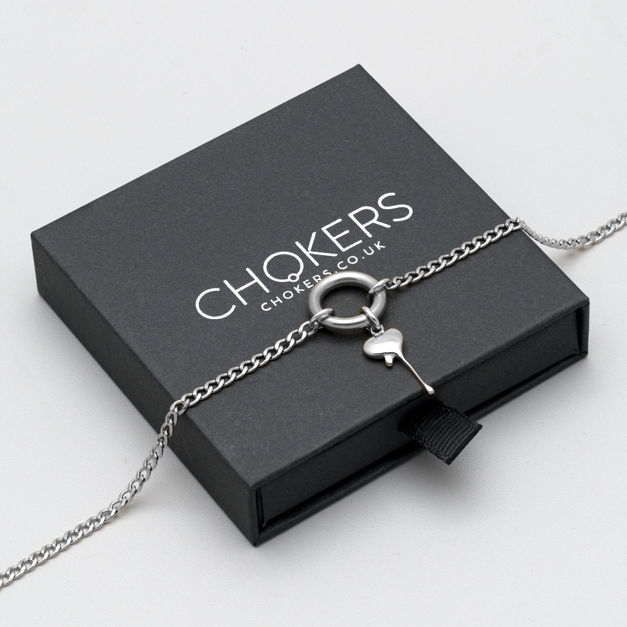 Dripping heart O Ring Day collar in silver featuring a 3mm cuban chain