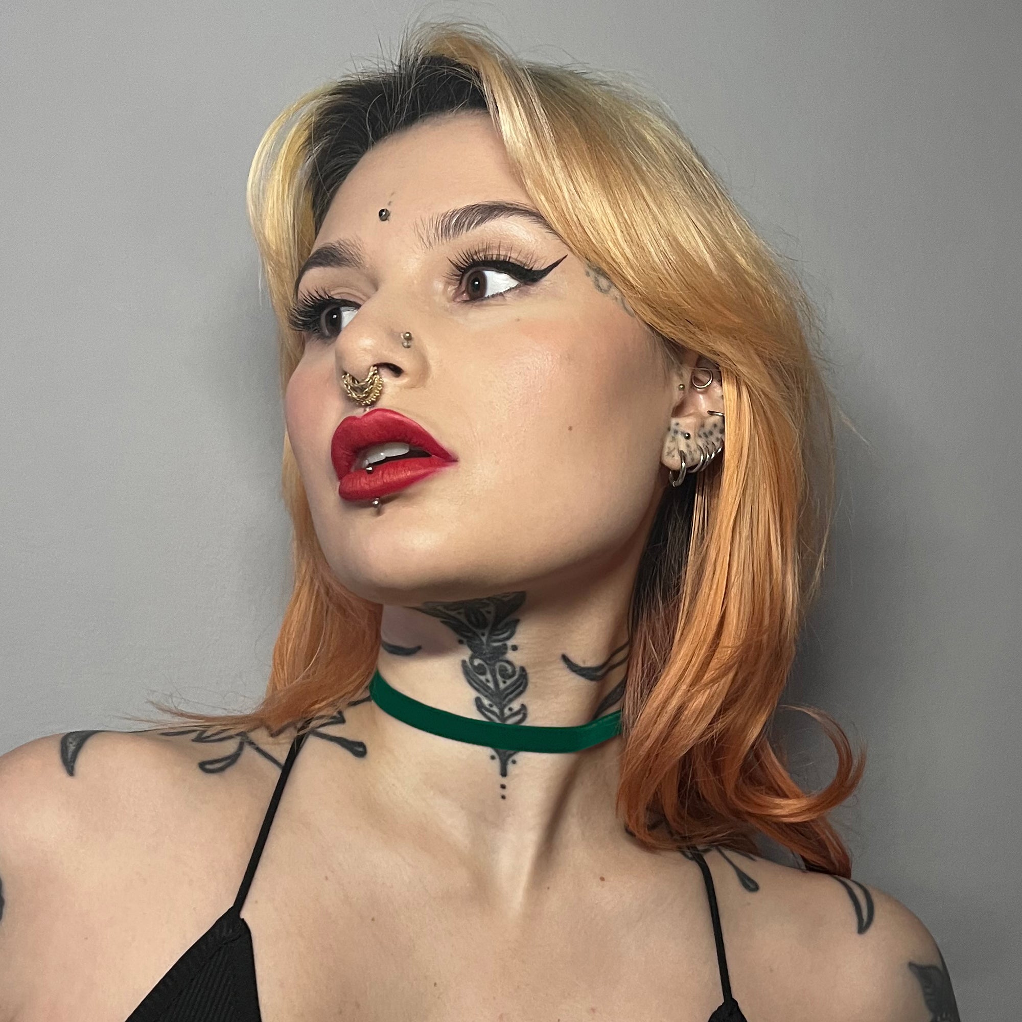emerald green color velvet choker