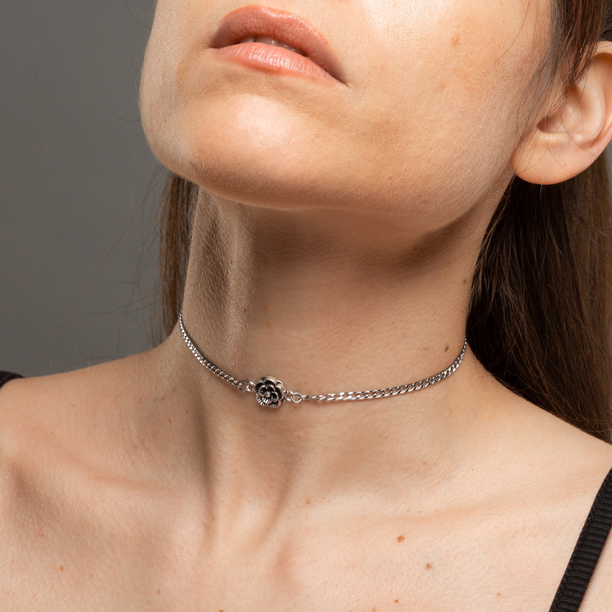 Dainty Gothic Rose choker necklace in silver