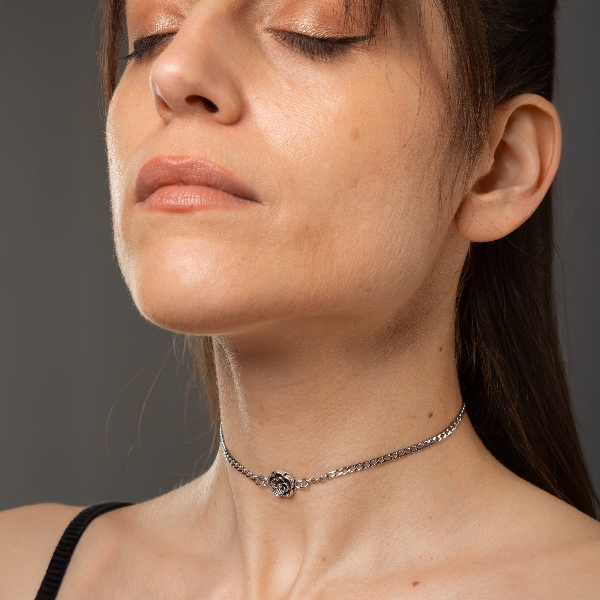 Dainty Gothic Rose choker necklace in silver