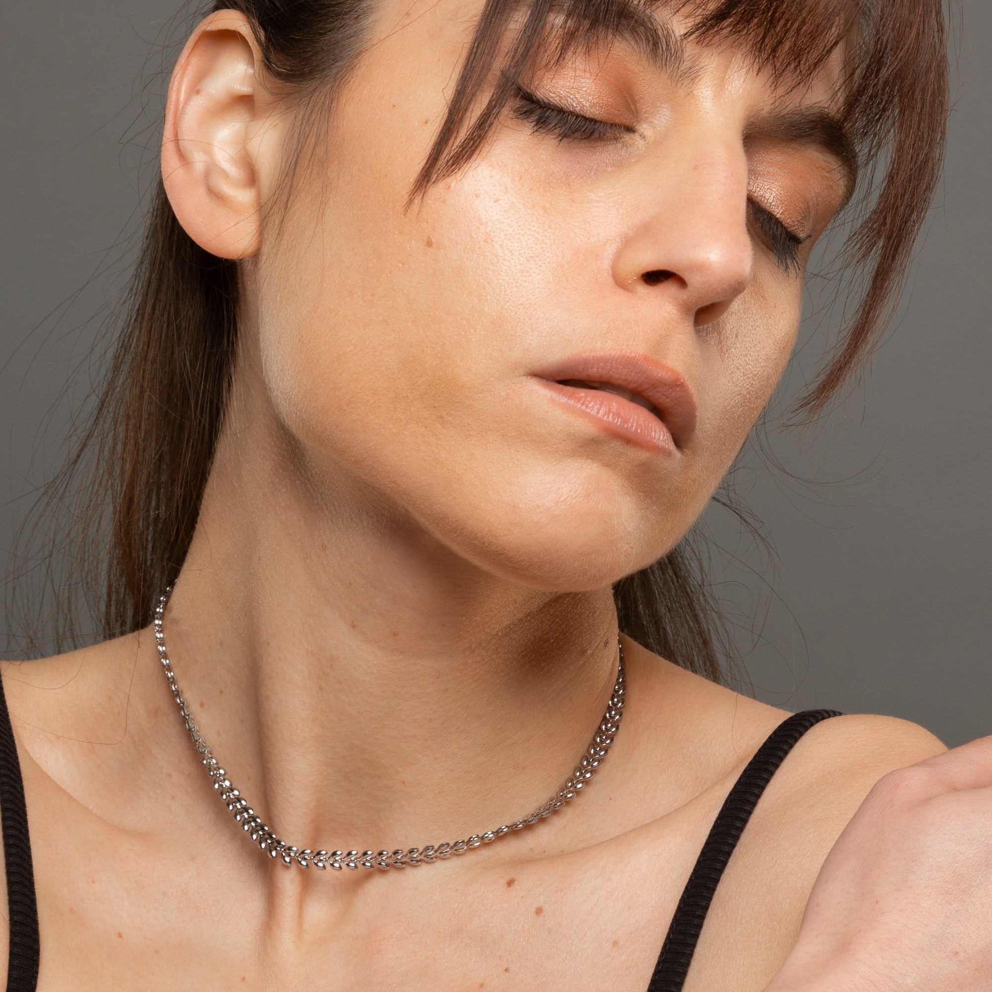 Leaf link choker necklace in silver stainless steel