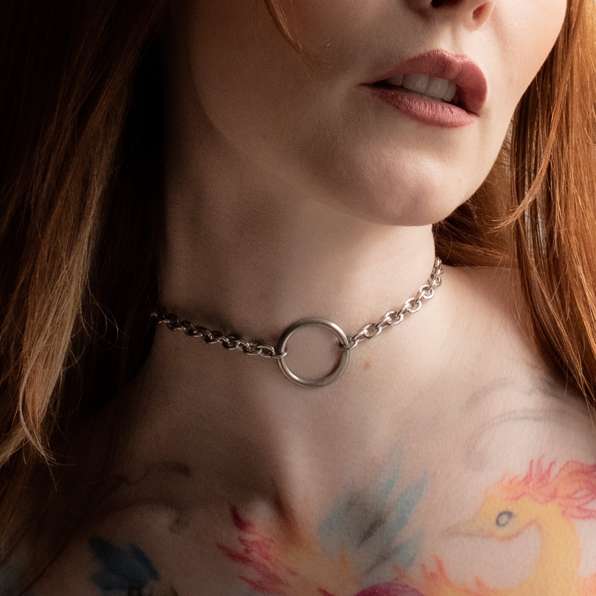 Close up of a silver coloured medium thickness O ring day collar worn by model