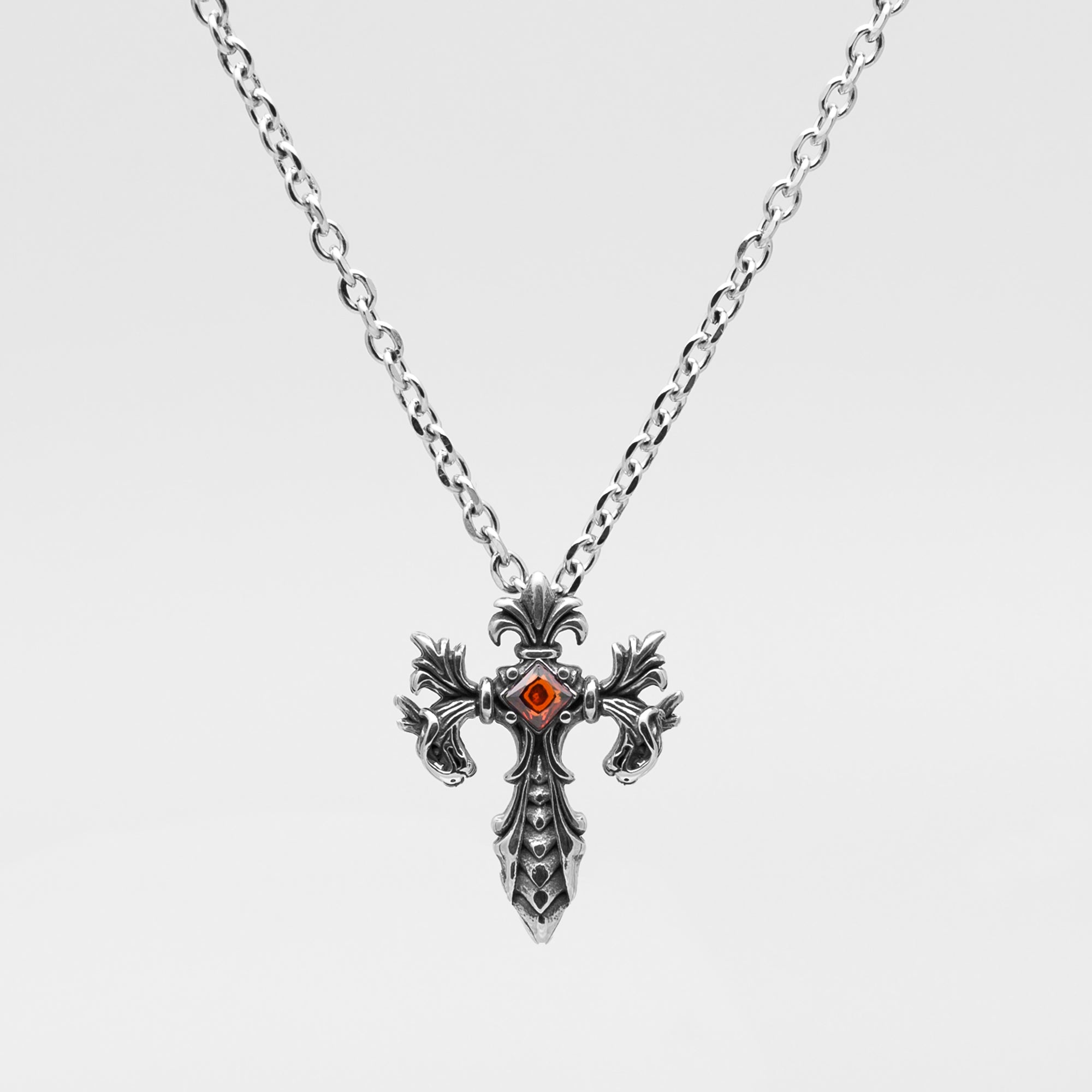 Collier avec pendentif en croix gothique (argent)