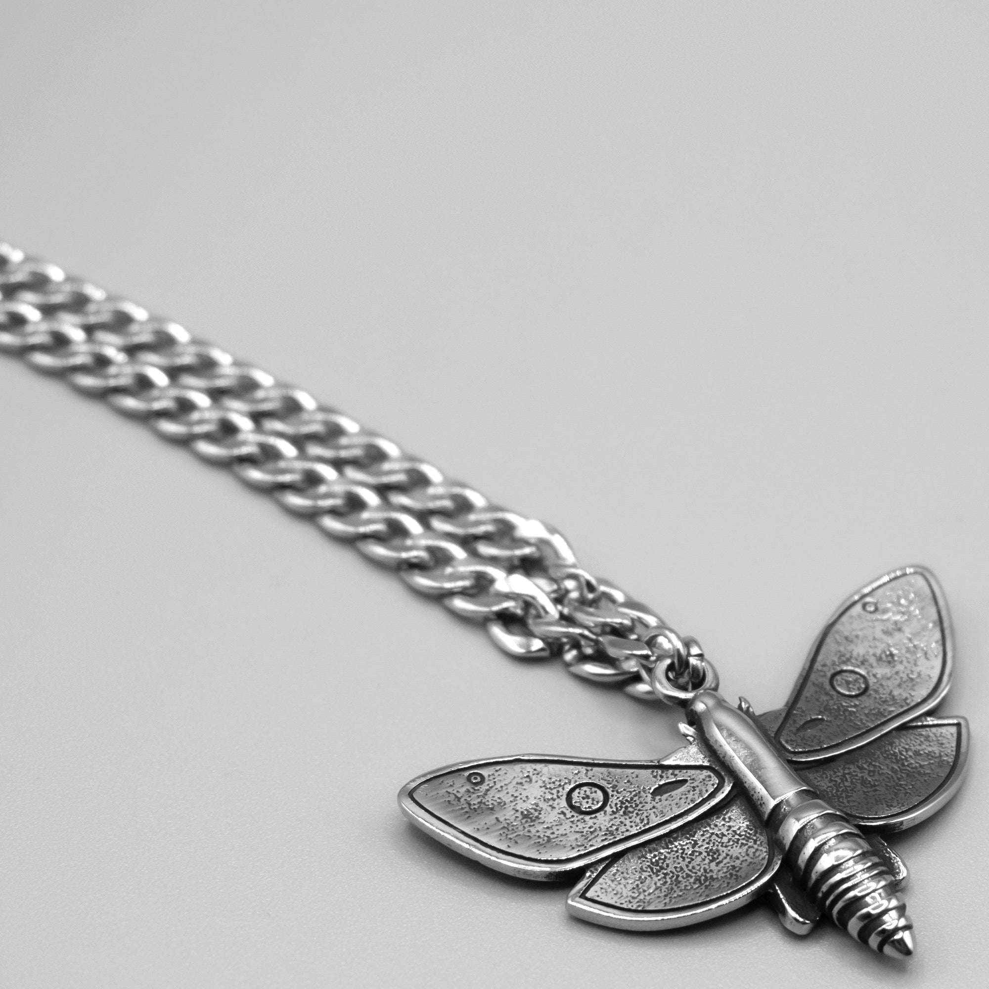 Collier ras du cou gothique avec tête de mort et papillon (argent)