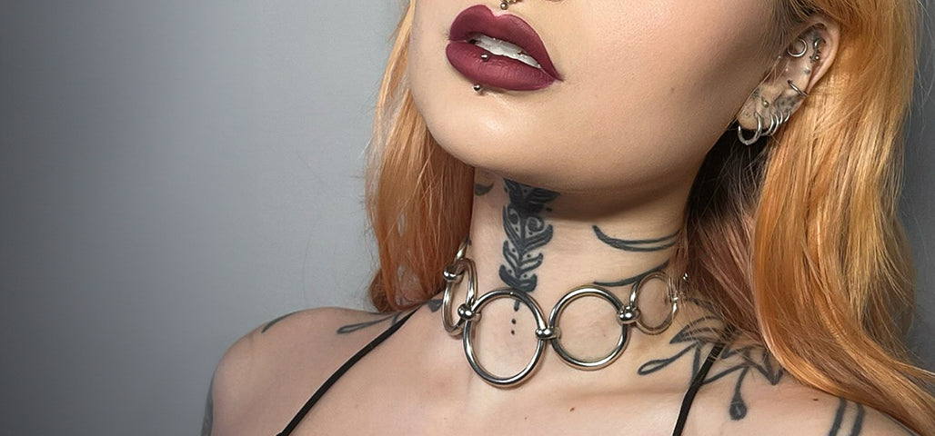 Silver o ring choker featuring 5 stainless steel rings
