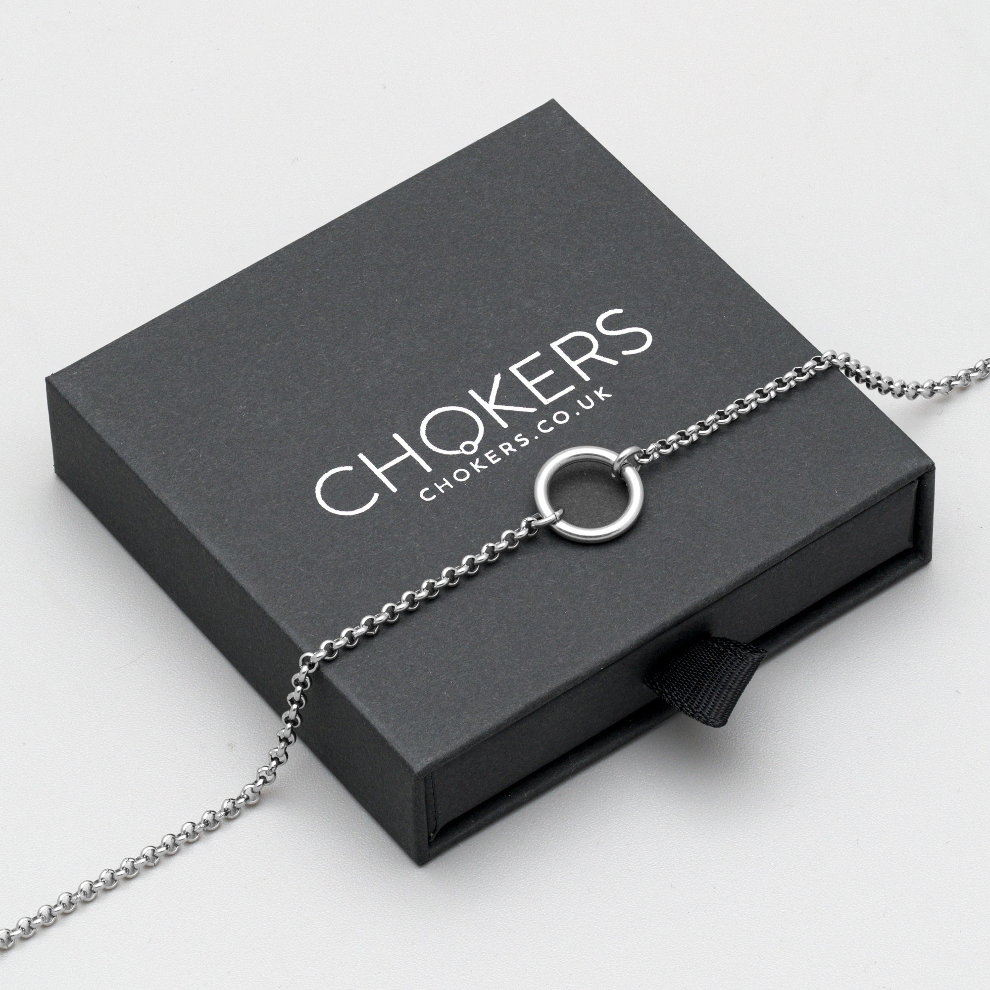 Small discrete o ring day collar choker in silver