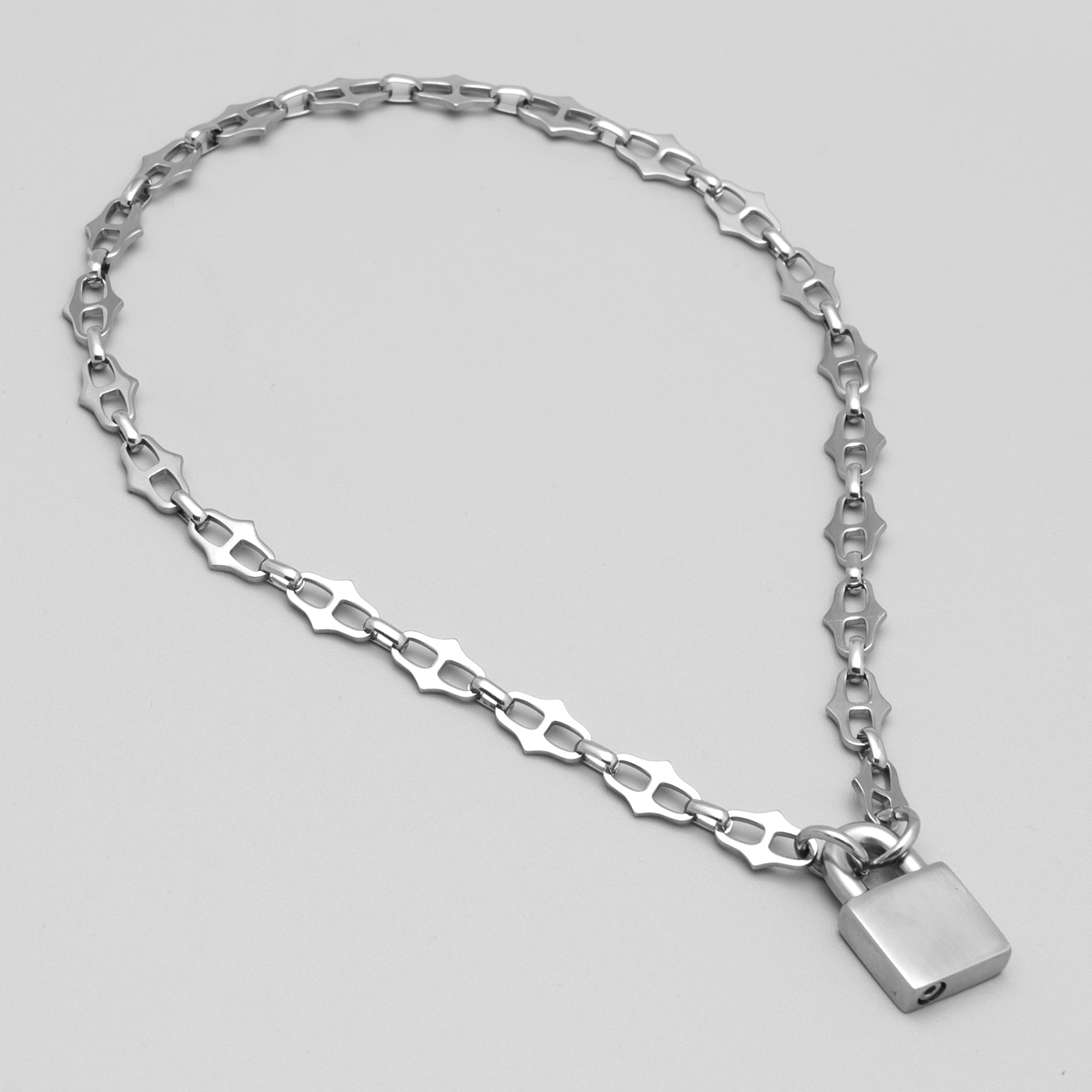 Semi permanent locking day collar in silver, spiky gothic style chain