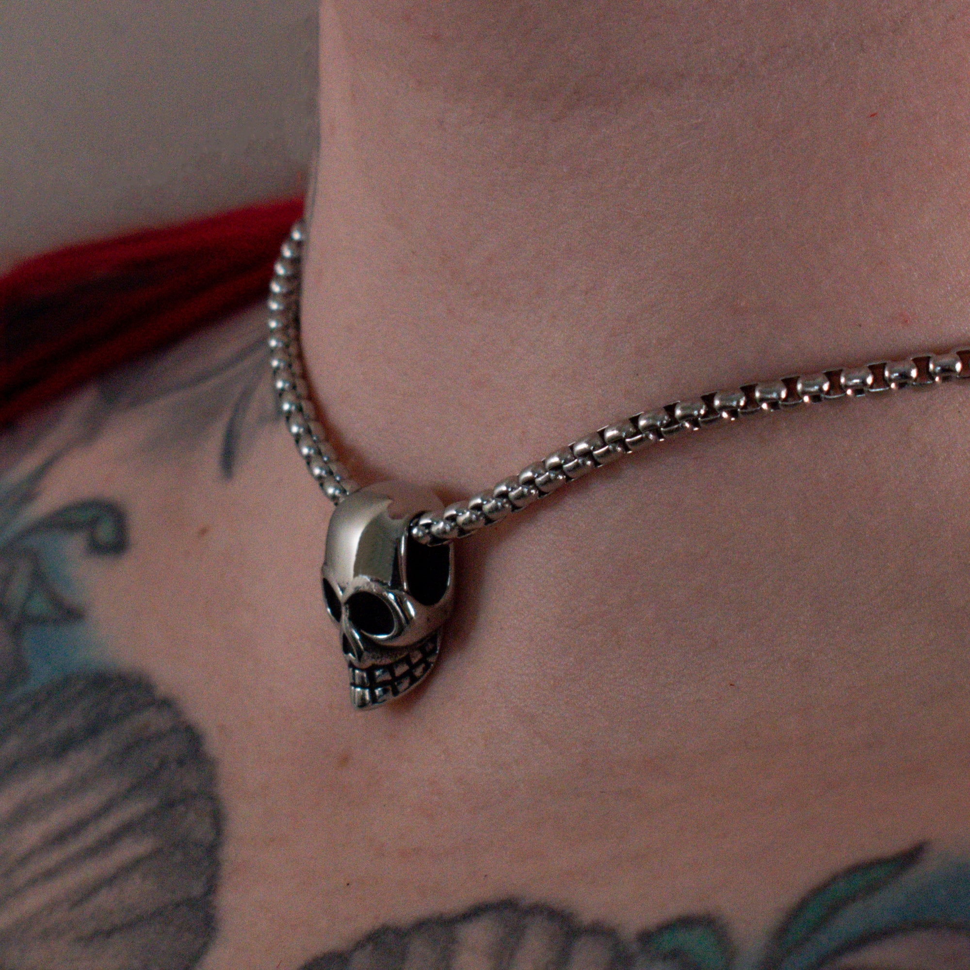 Gothic Skull Pendant Choker Necklace (Silver)