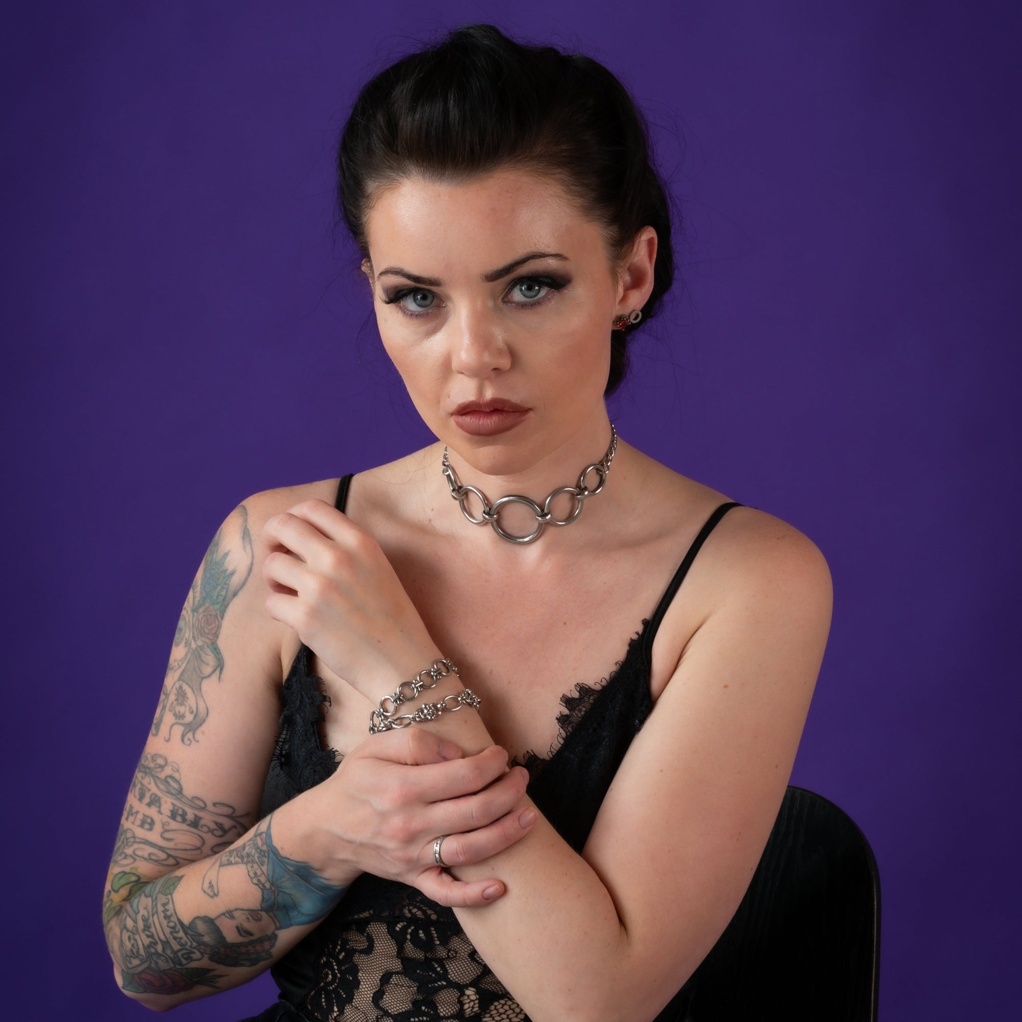 Woman wearing a silver O ring choker necklace featuring 5 linked O rings