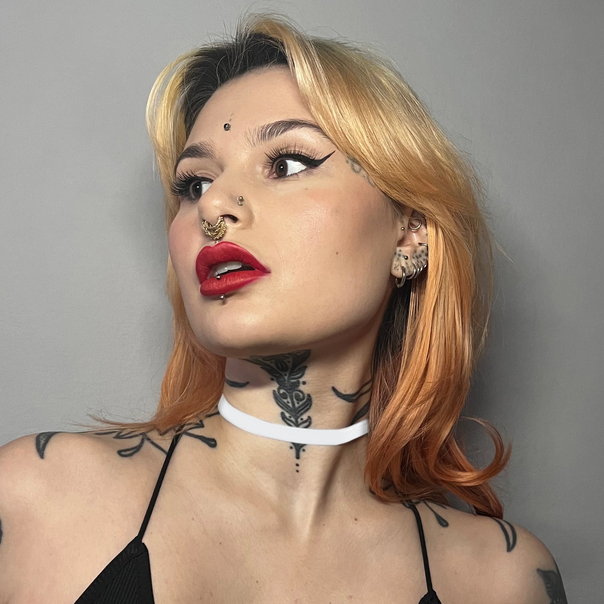 white color velvet choker