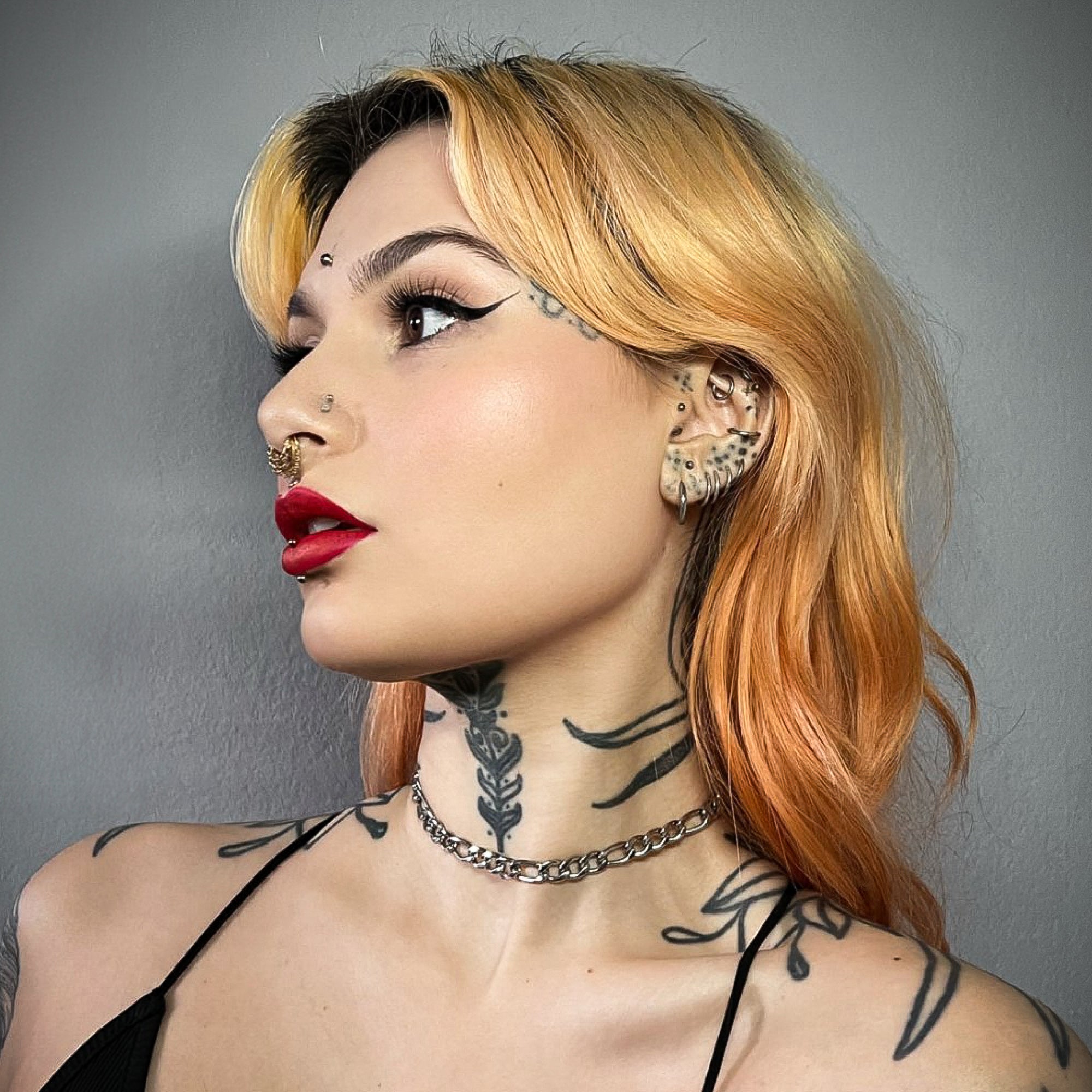 Model wears 7mm figaro choker chain