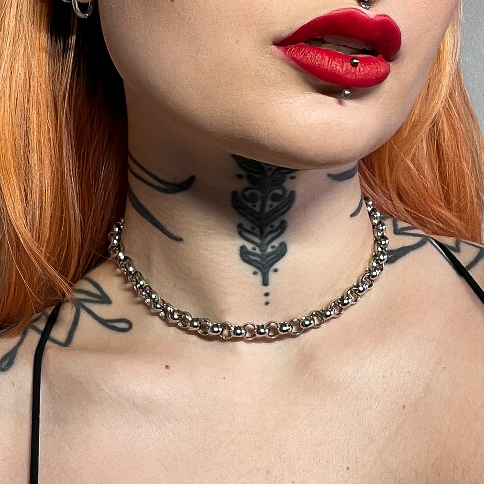 Model wears 7mm Belcher choker chain