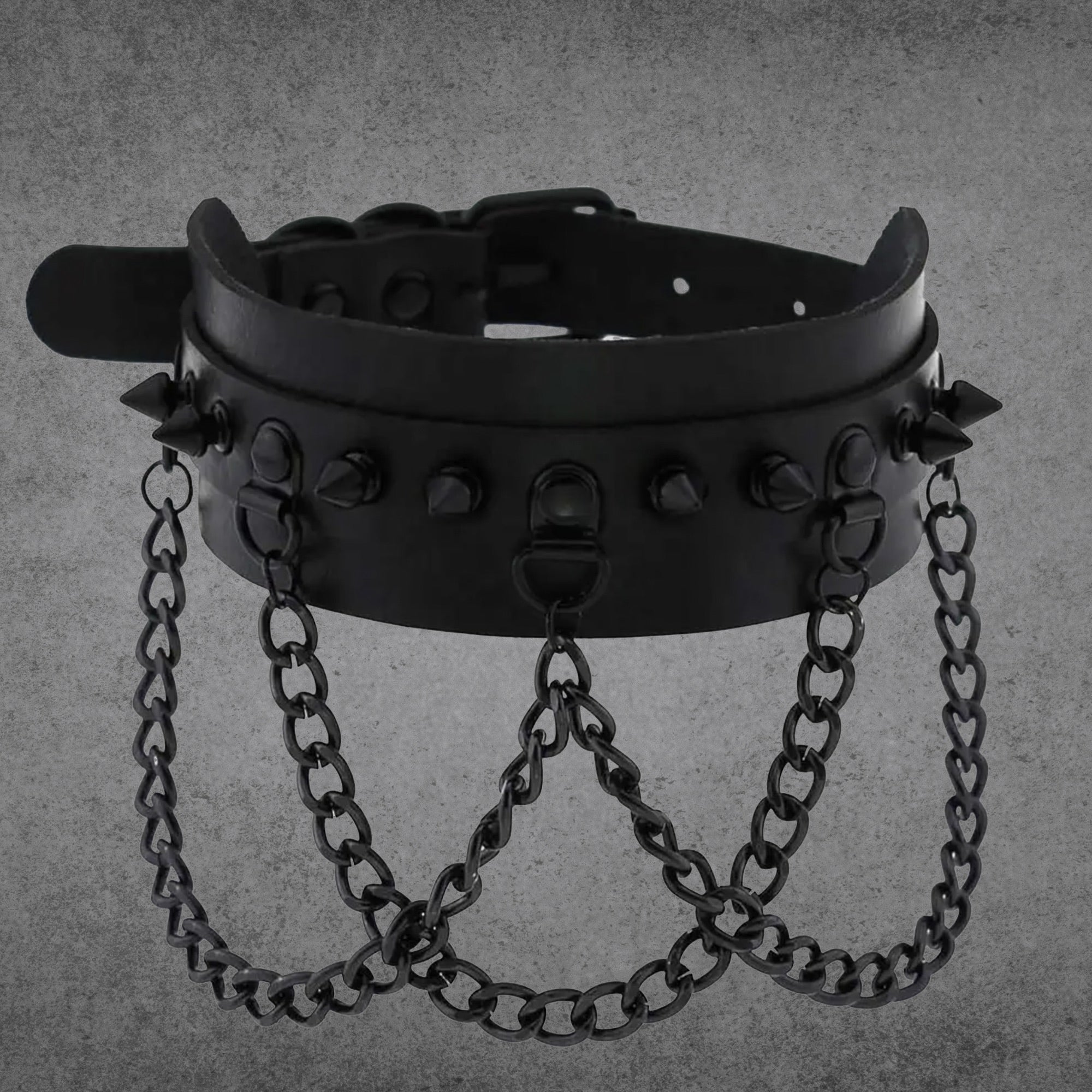 Komplett schwarzes Choker mit Nieten und Ketten