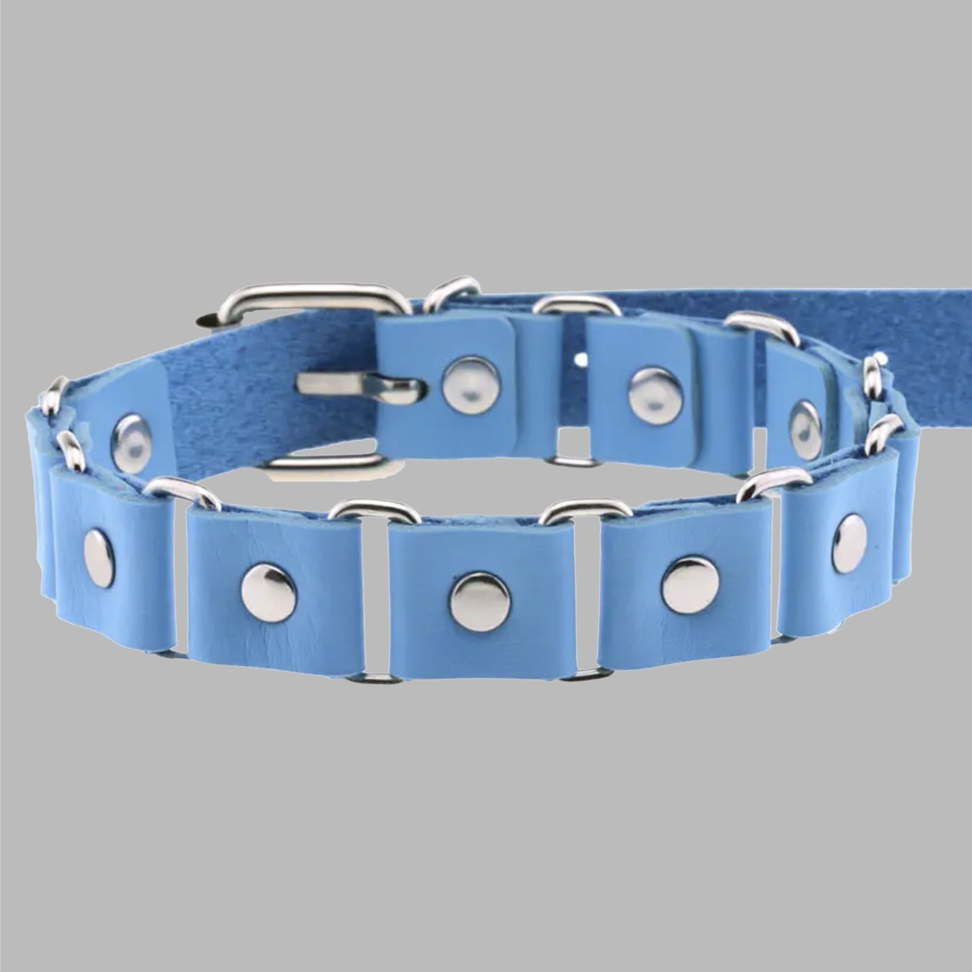 Geketteltes Nietenhalsband - Babyblau