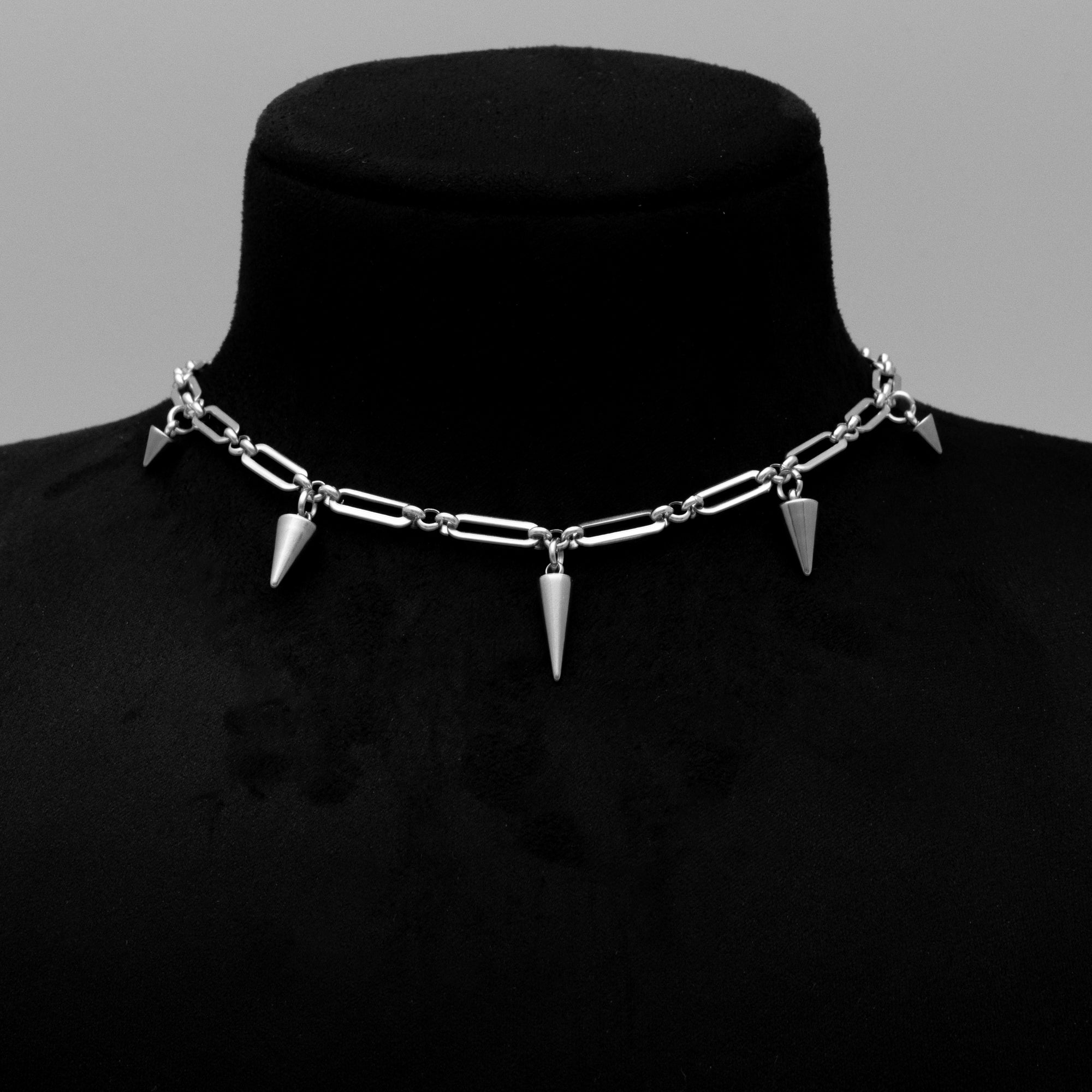 Spiky gothic style paperclip choker necklace in silver