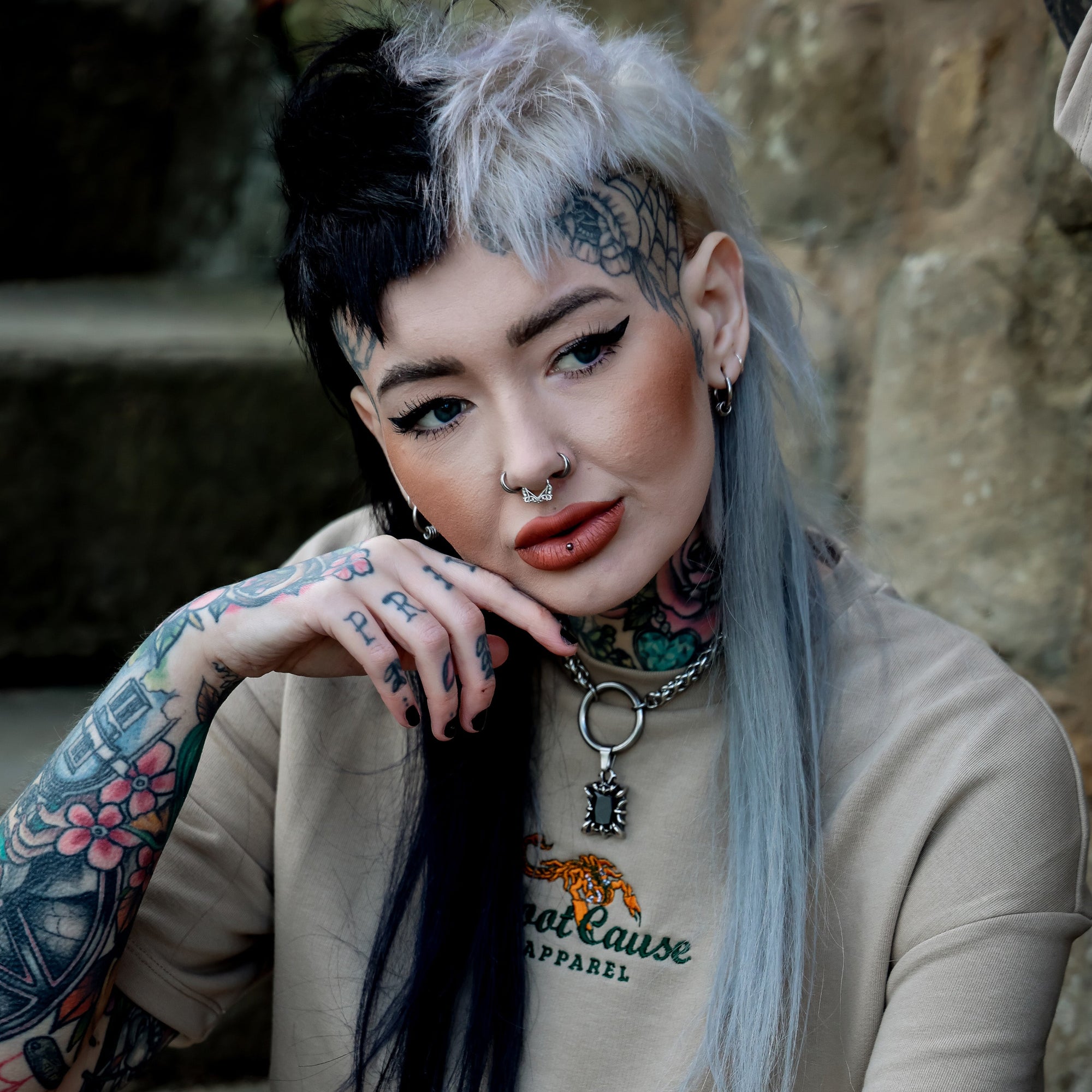 Female model wears a chunky O ring choker featuring an Onyx style pendant 