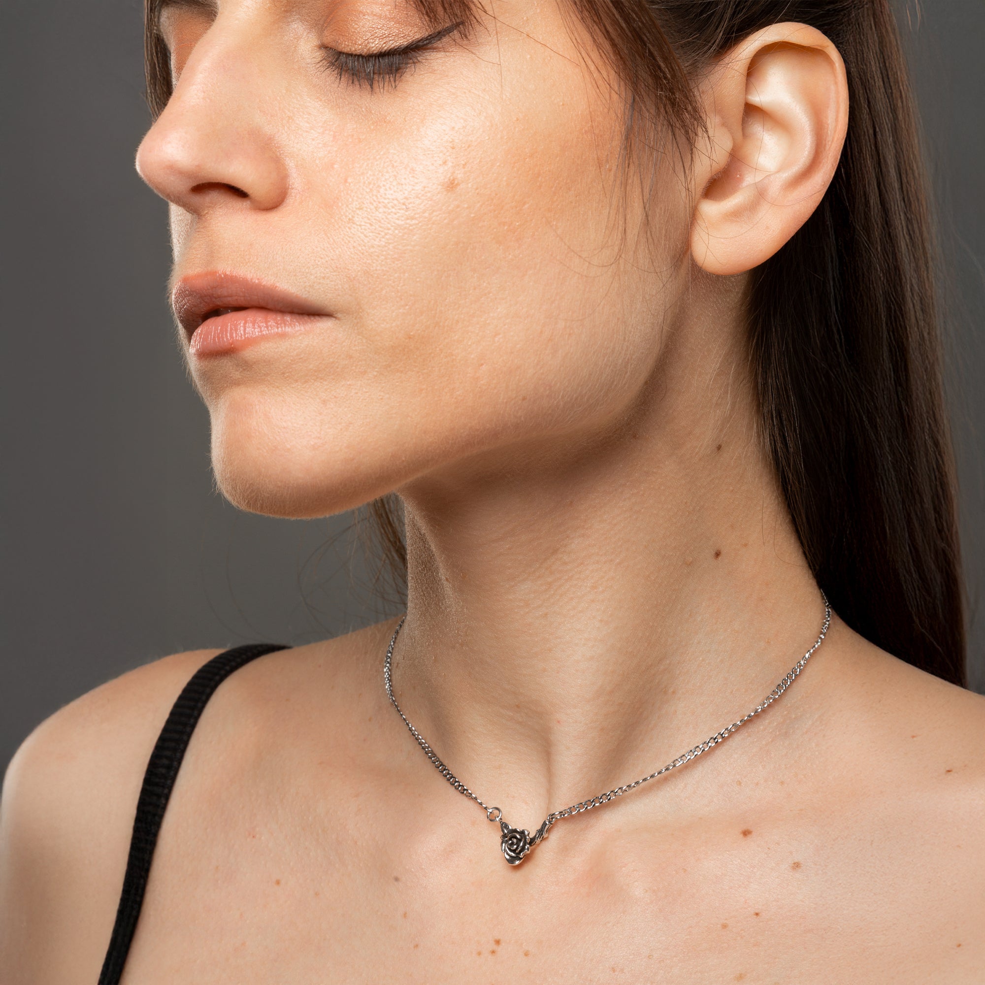 Dainty Gothic rose choker necklace in silver 