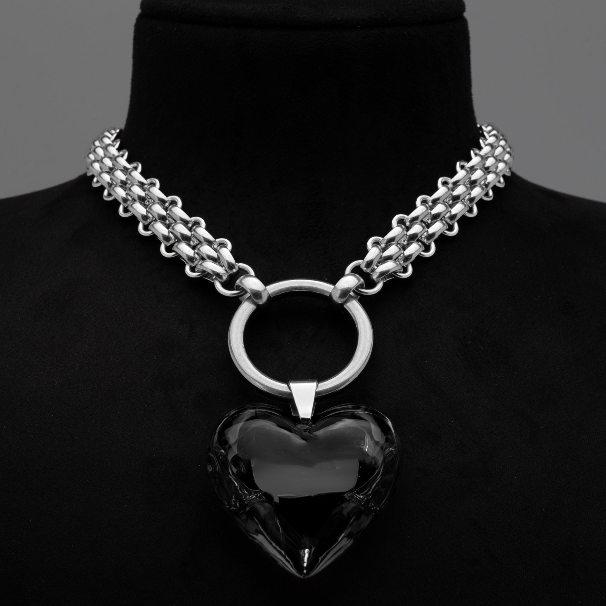 Collier ras du cou gothique en cotte de mailles avec anneau en O et cœur noir (argent)