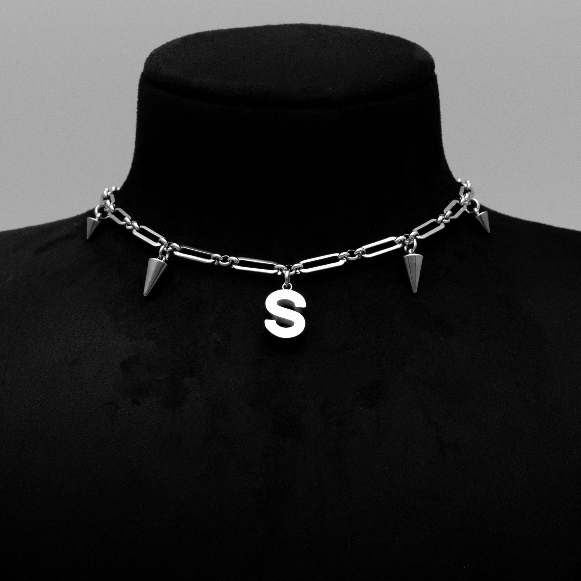 Choker-Halskette mit auffälligem Initialen-Anhänger und Büroklammer-Gliedern (Silber)