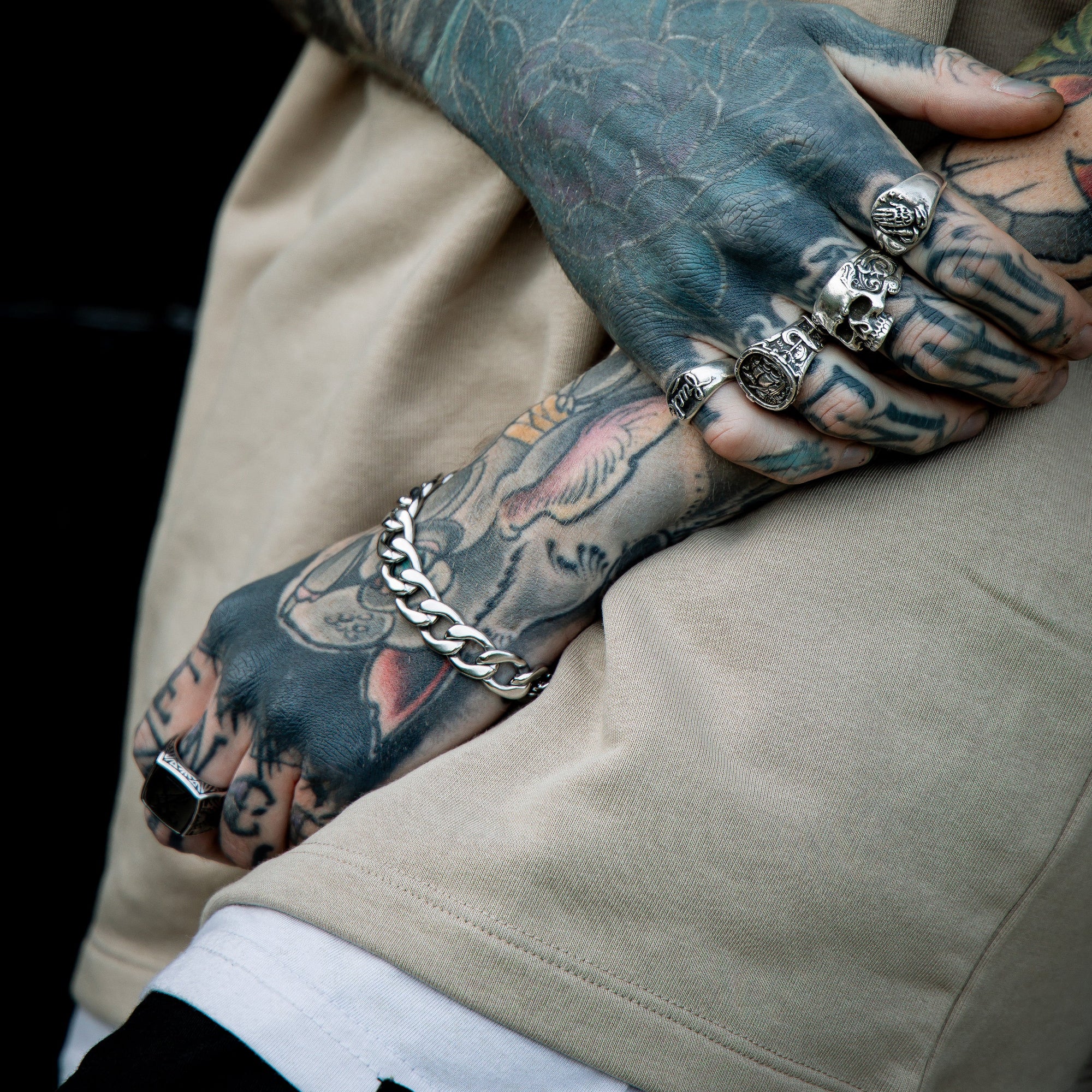 Man wears a chunky cuban link chain in silver 