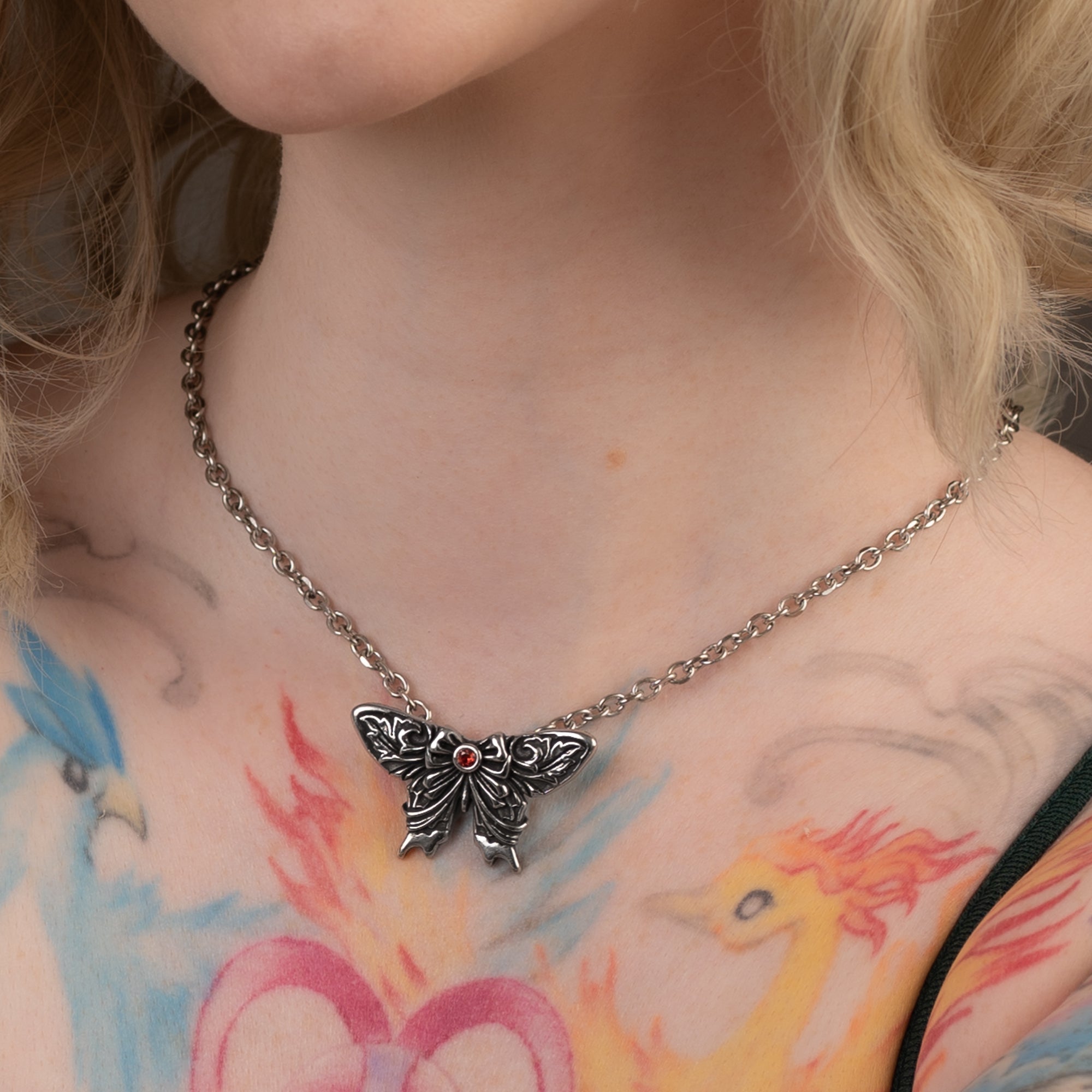 Collier avec pendentif en forme de papillon de nuit gothique (argent)