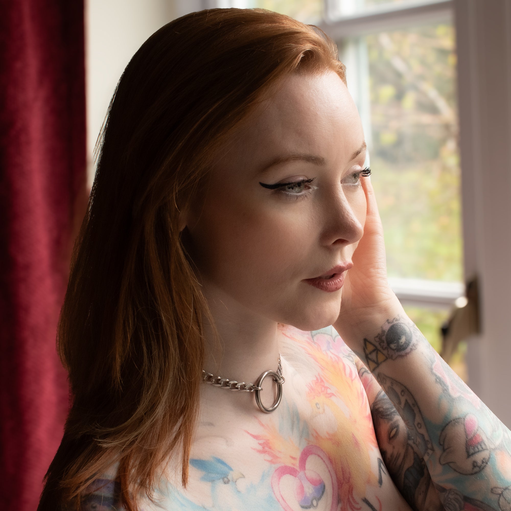 Model wears a silver chunky O Ring day collar 