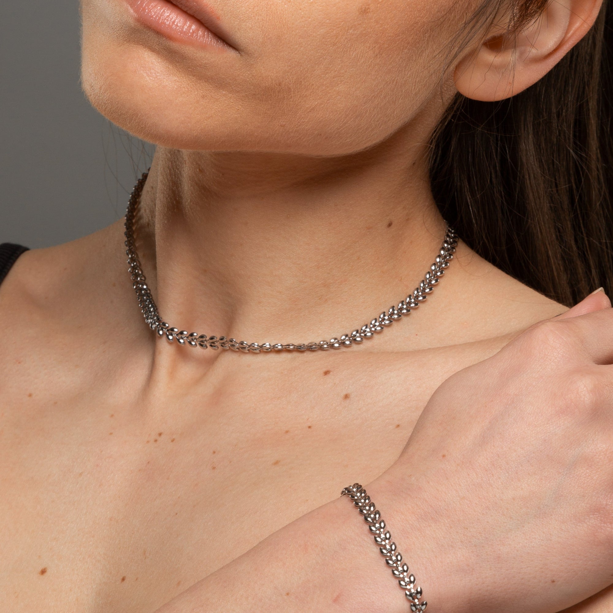 Leaf link choker necklace in silver stainless steel 