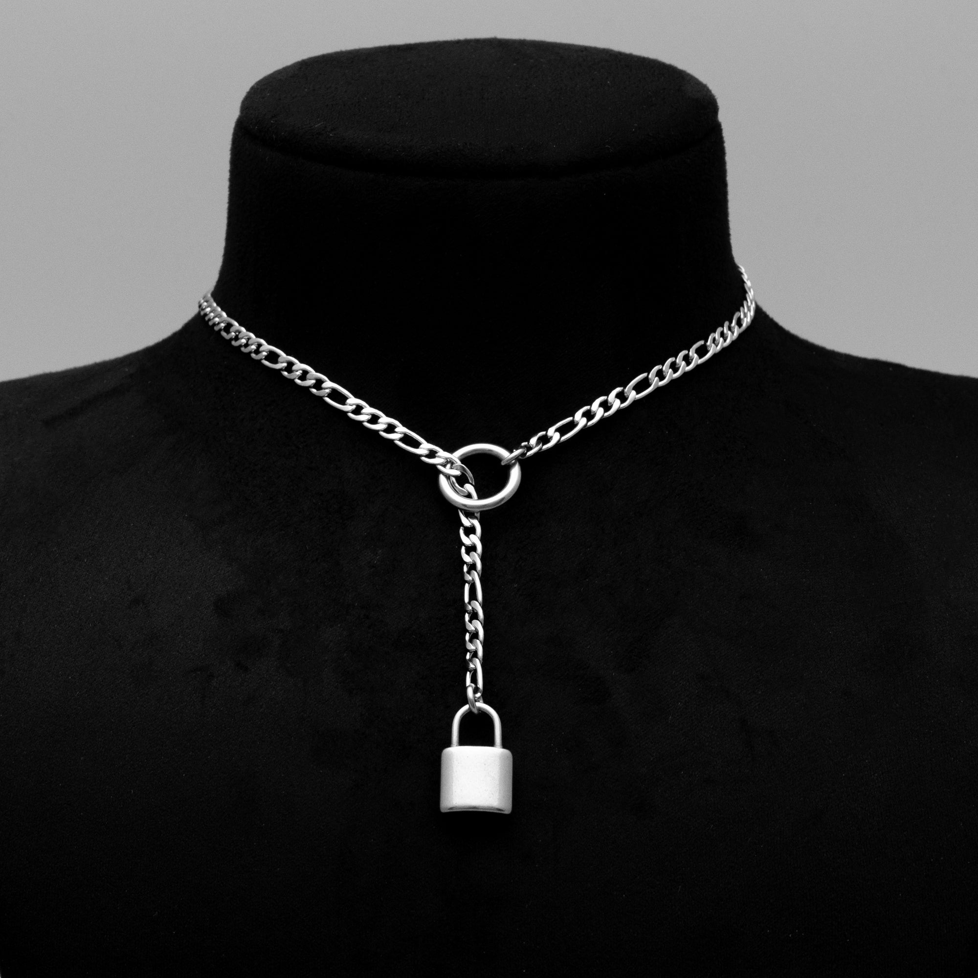 Collier de jour avec pendentif cadenas et micro chaîne coulissante - Chaîne Figaro 4 mm (argent)