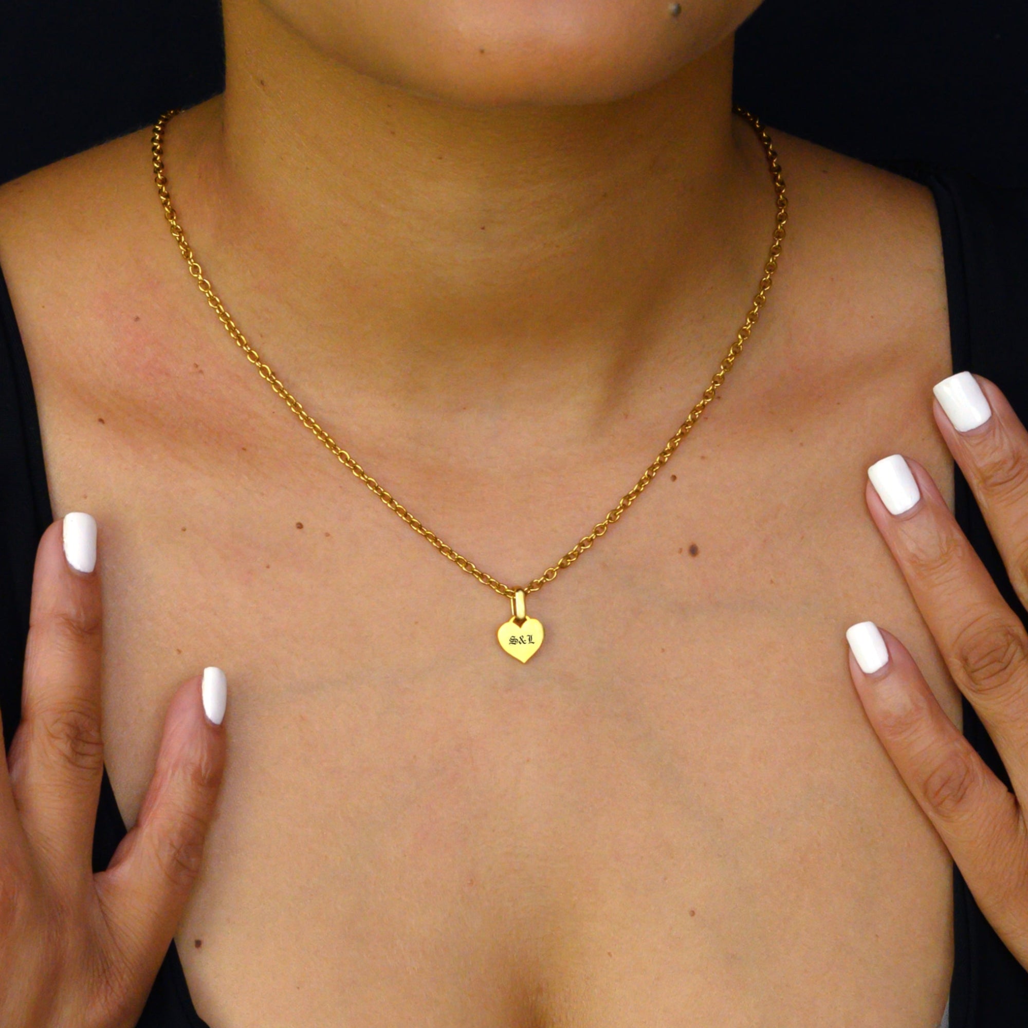 Mini engraved heart pendant necklace in Gold 