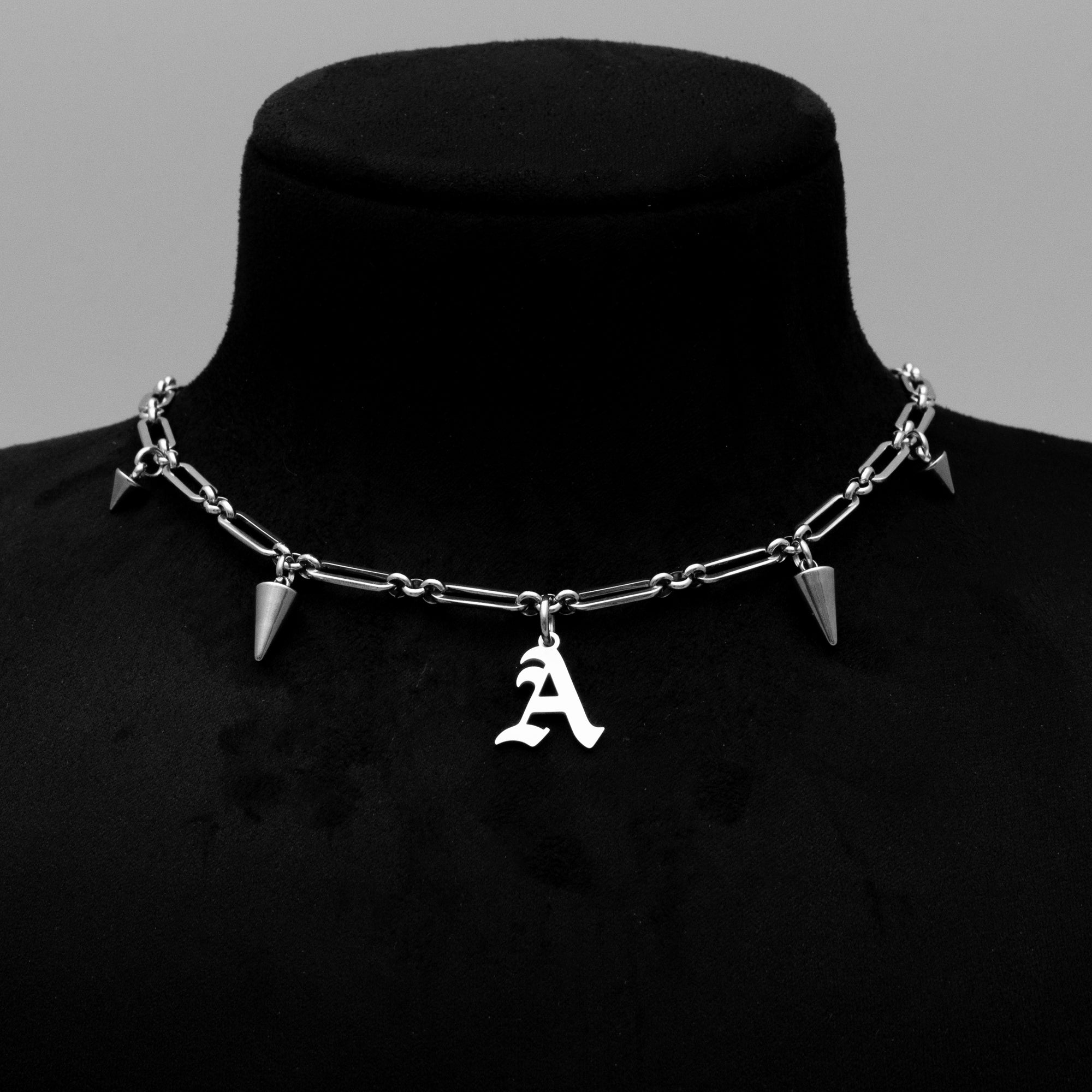 Collier ras du cou à maillons pointus avec initiales gothiques anglaises anciennes (argent)