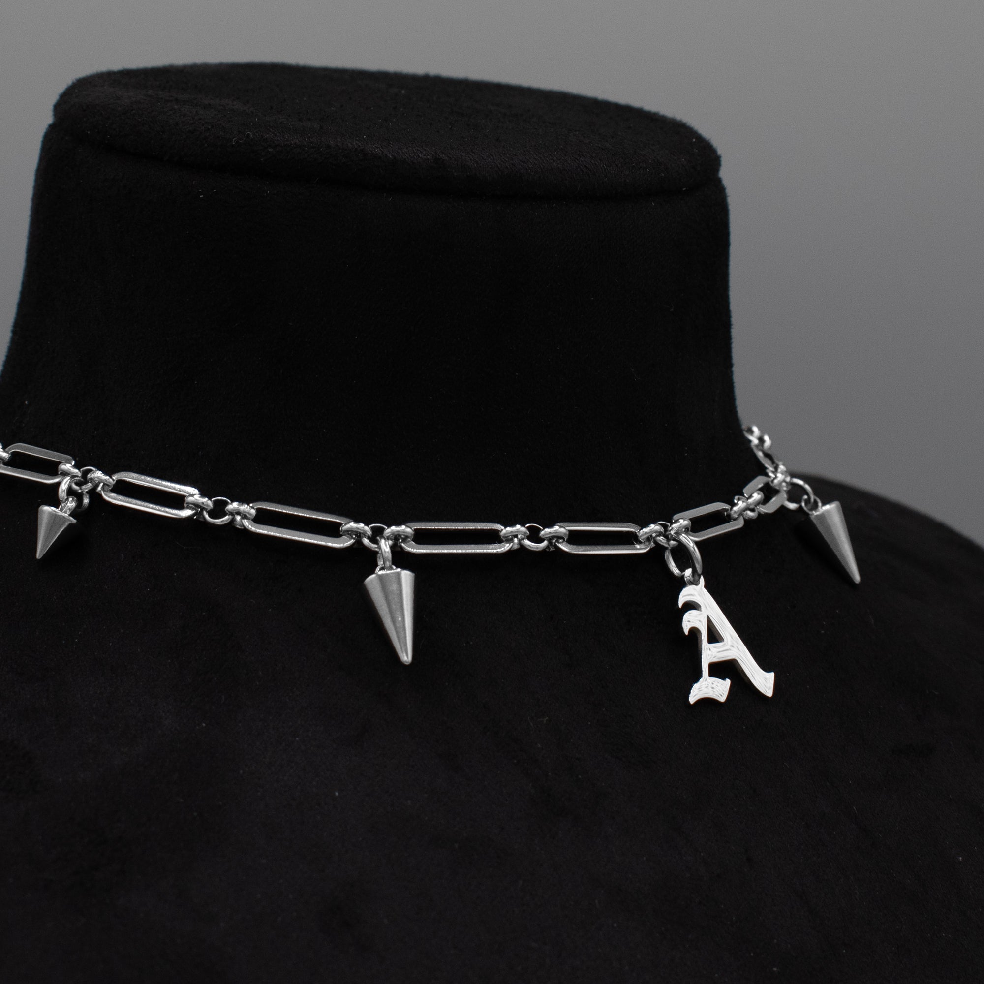 Collier ras du cou à maillons pointus avec initiales gothiques anglaises anciennes (argent)