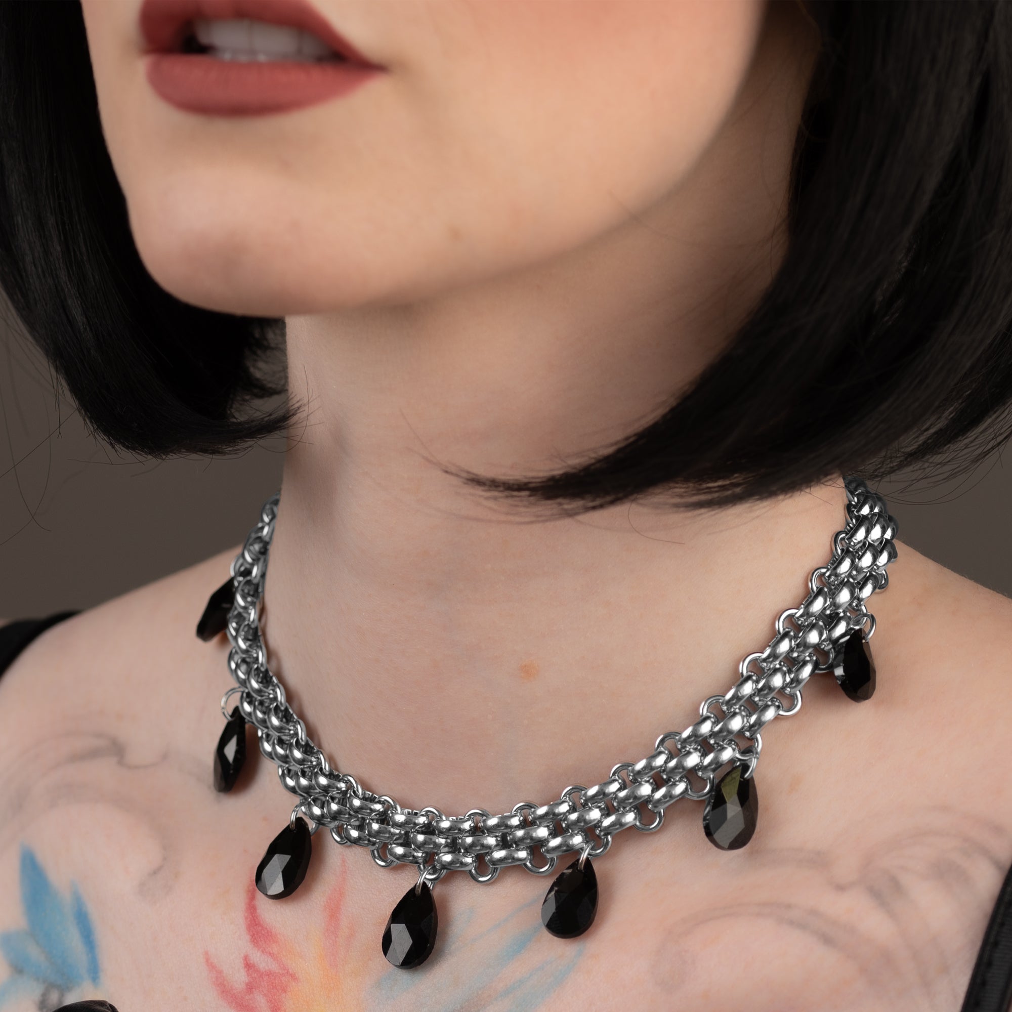 Gothic Tear Drop Chainmail Choker Necklace (Silver)